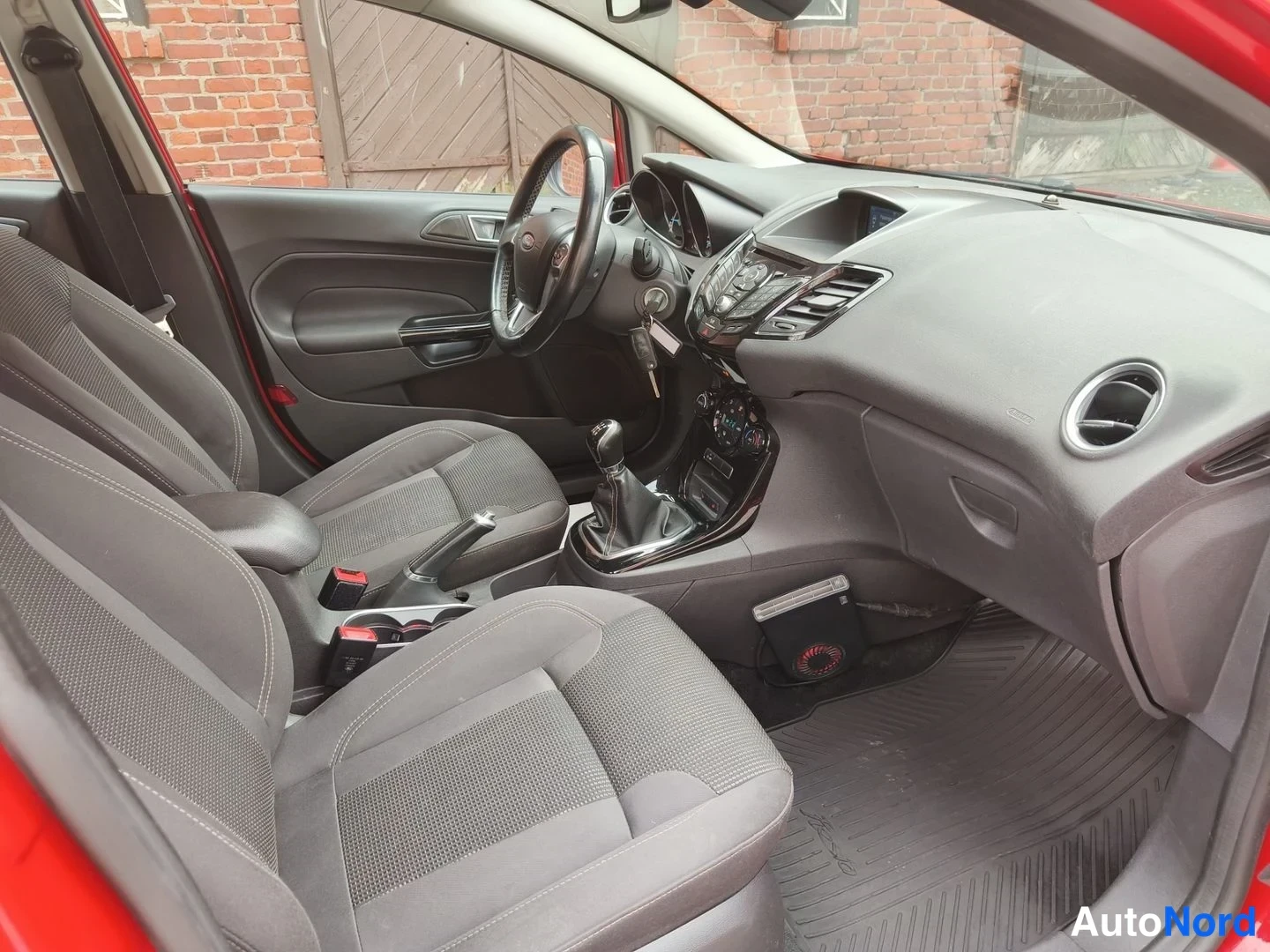 Punainen Ford Fiesta 2016, ohjaamo, kuva 14