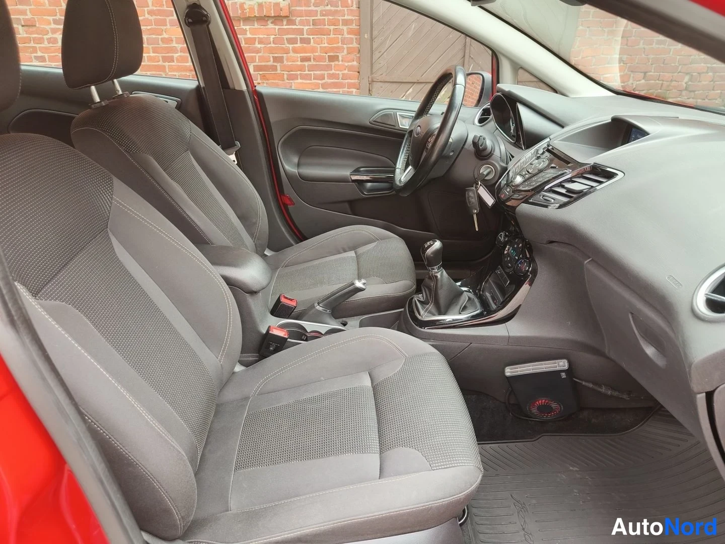 Punainen Ford Fiesta 2016, etuistuimet, kuva 16