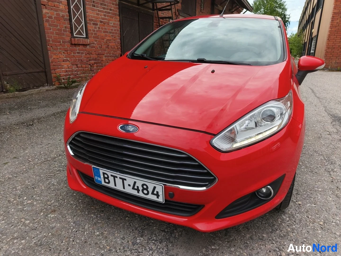 Punainen Ford Fiesta 2016, edestä, kuva 5