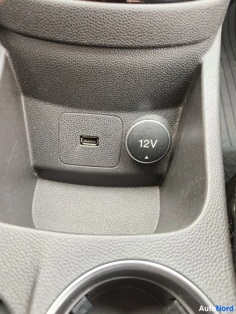 Punainen Ford Fiesta 2016, yksityiskohta, kuva 22