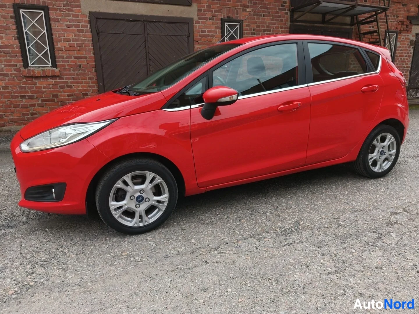Punainen Ford Fiesta 2016, etuviisto, keula vasemmalle, kuva 2