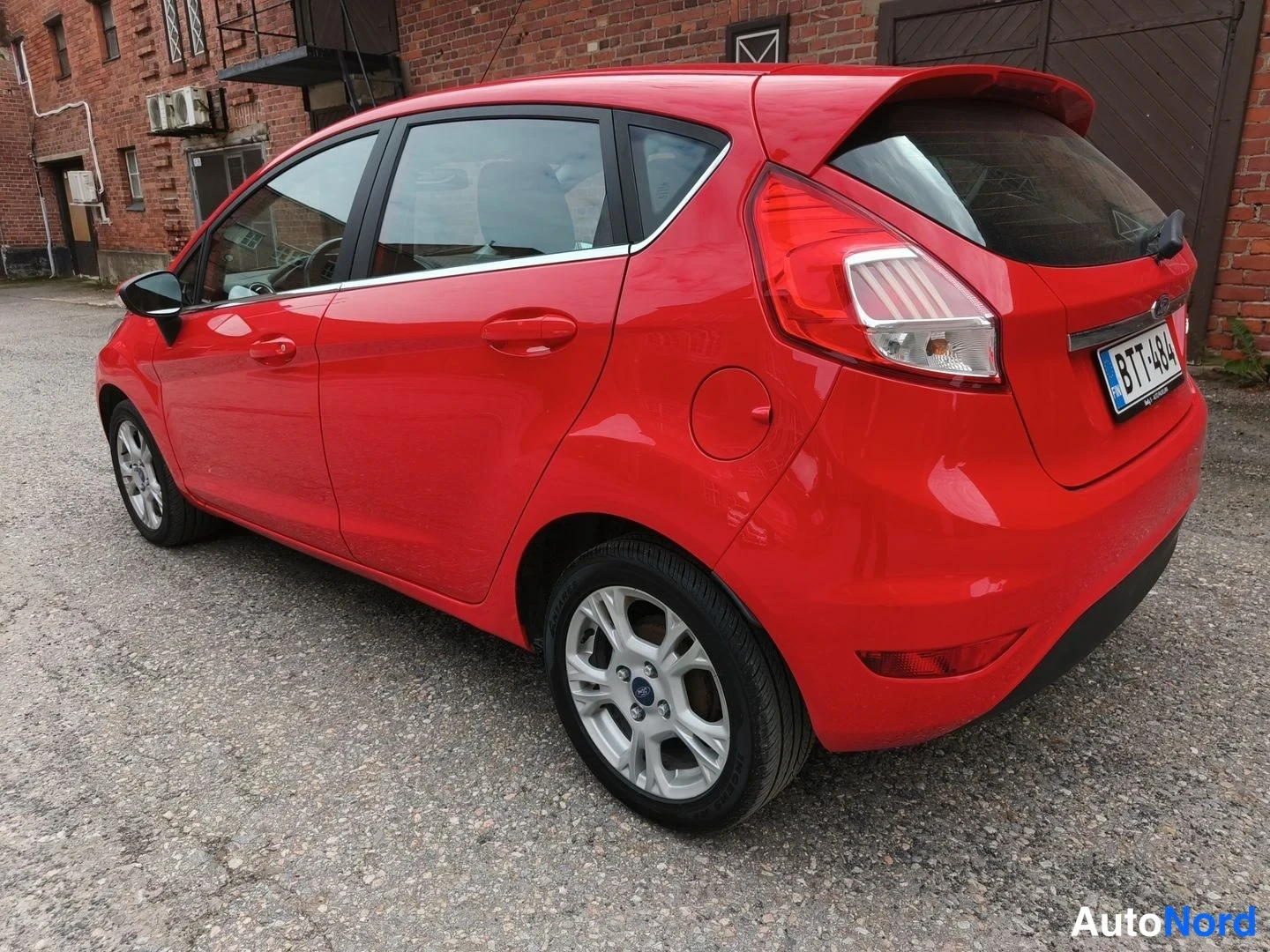 Punainen Ford Fiesta 2016, takaviisto, kuva 7