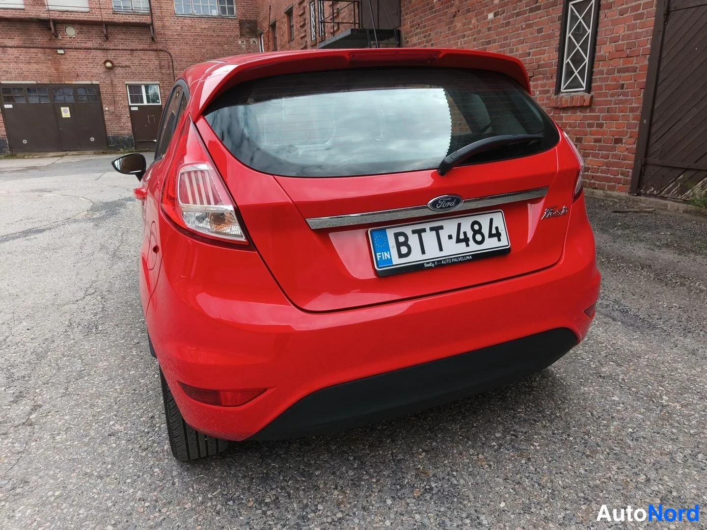 Punainen Ford Fiesta 2016, takaa, kuva 10