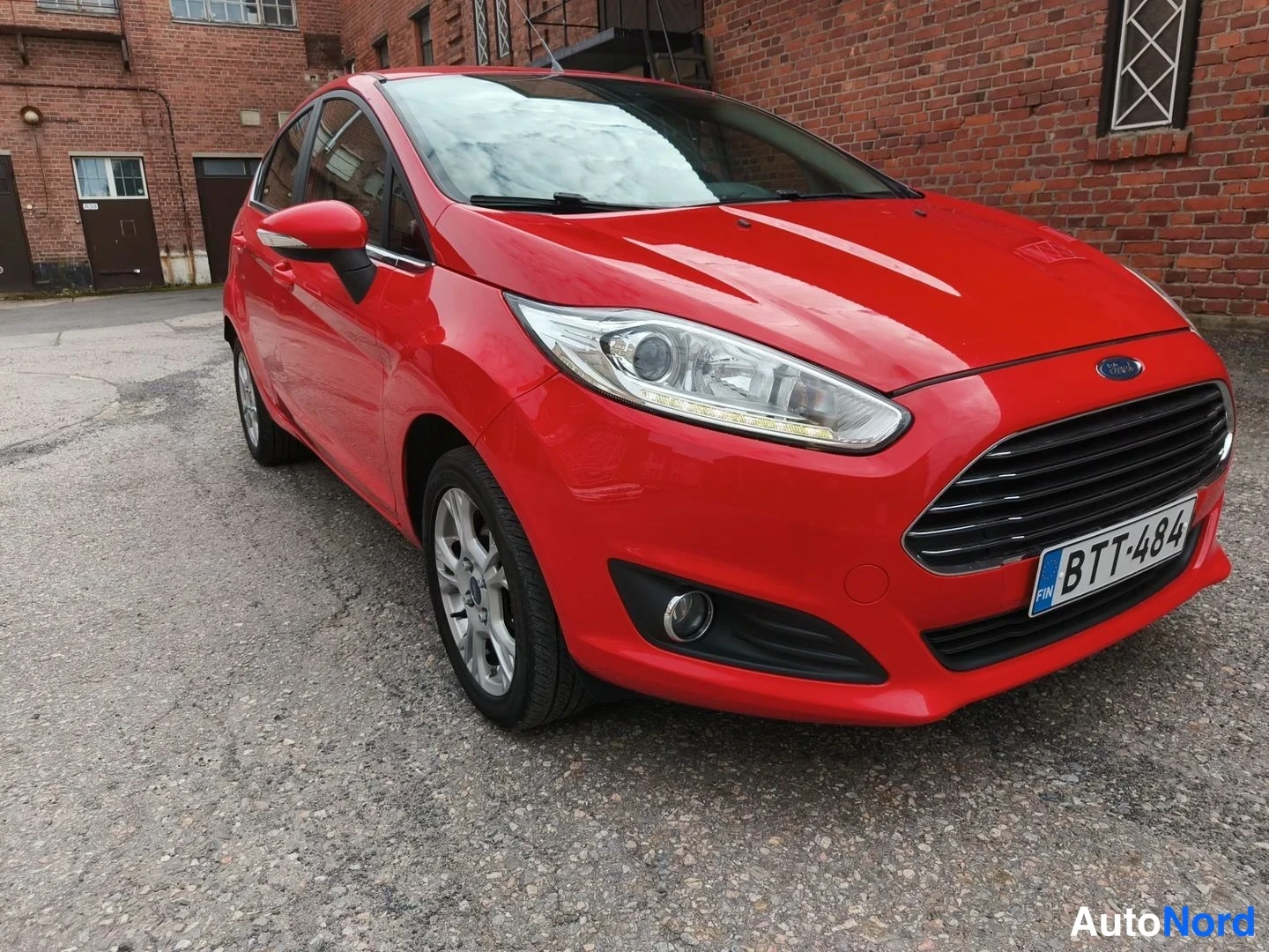 Punainen Ford Fiesta 2016, etuviisto, keula vasemmalle, kuva 3