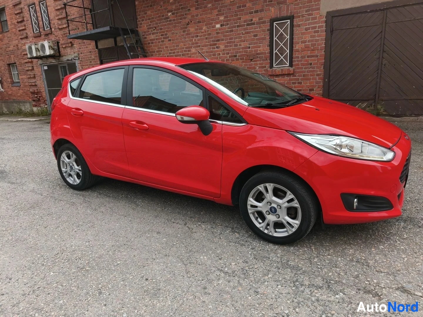 Punainen Ford Fiesta 2016, sivulta, kuva 6