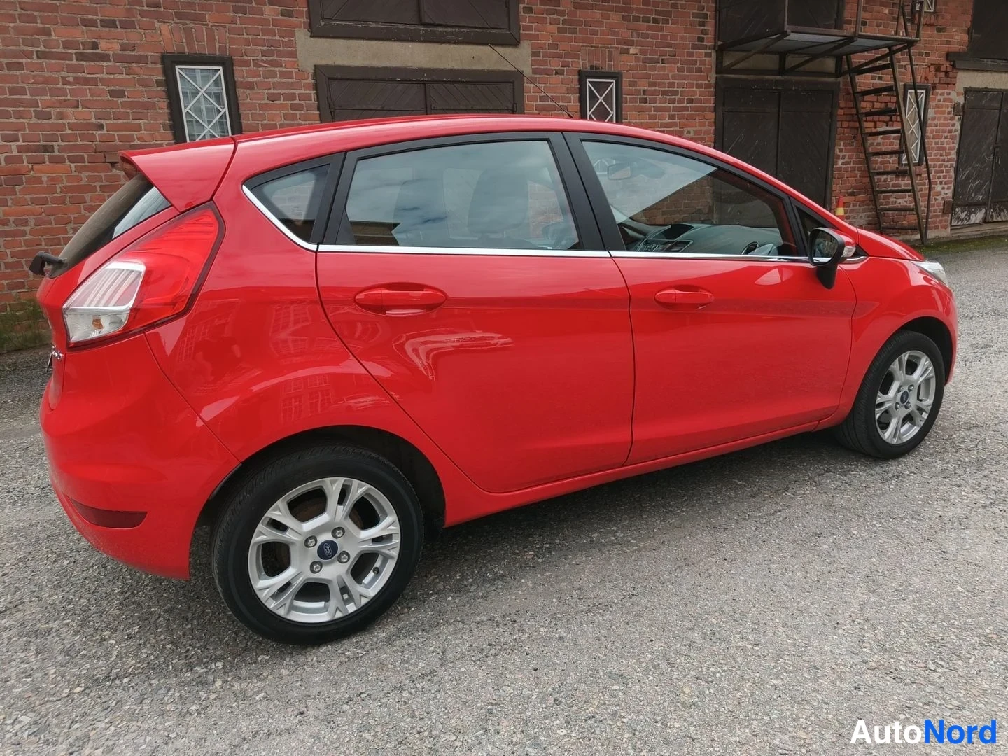 Punainen Ford Fiesta 2016, takaviisto, kuva 8