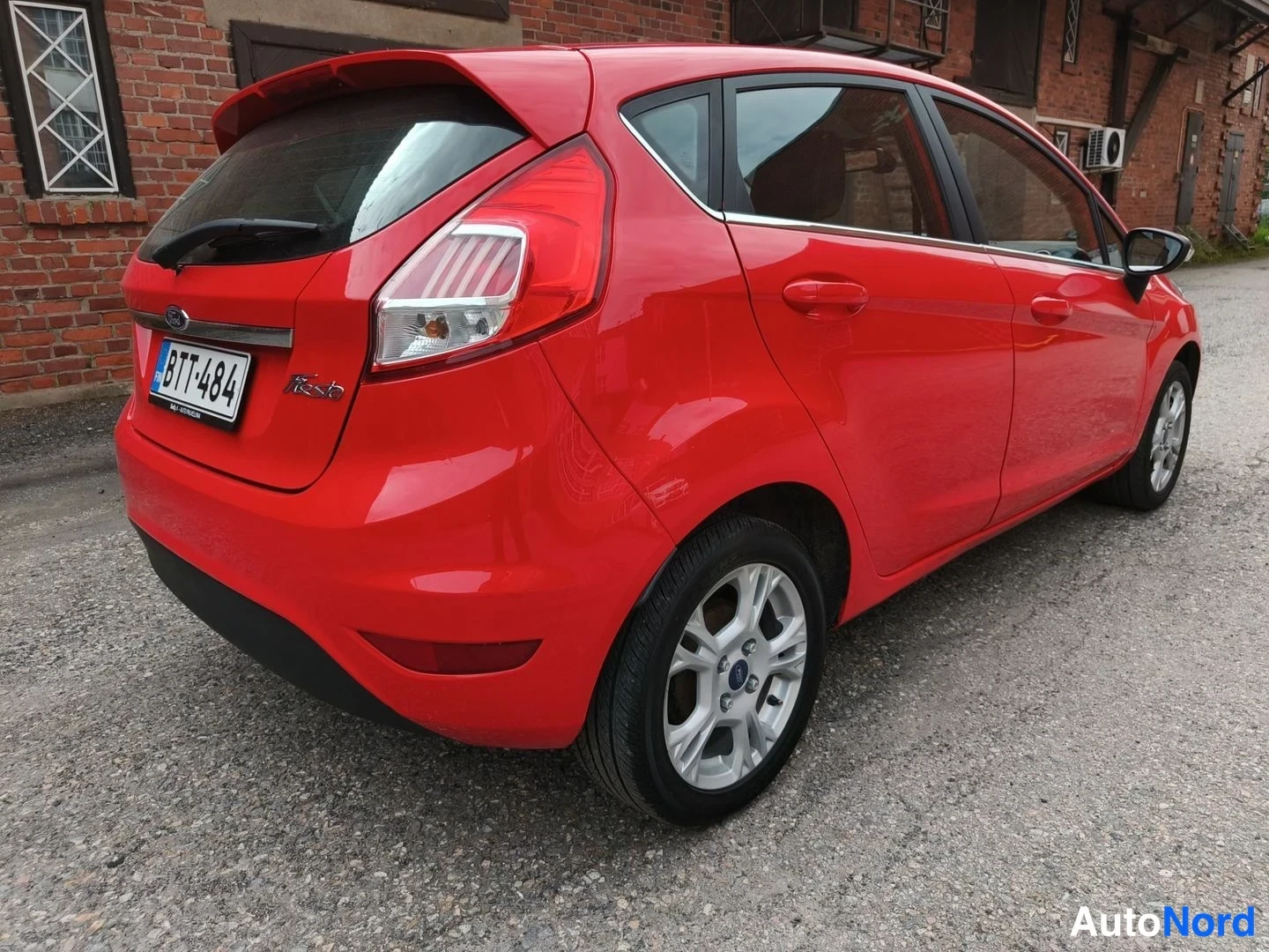 Punainen Ford Fiesta 2016, takaviisto, kuva 9