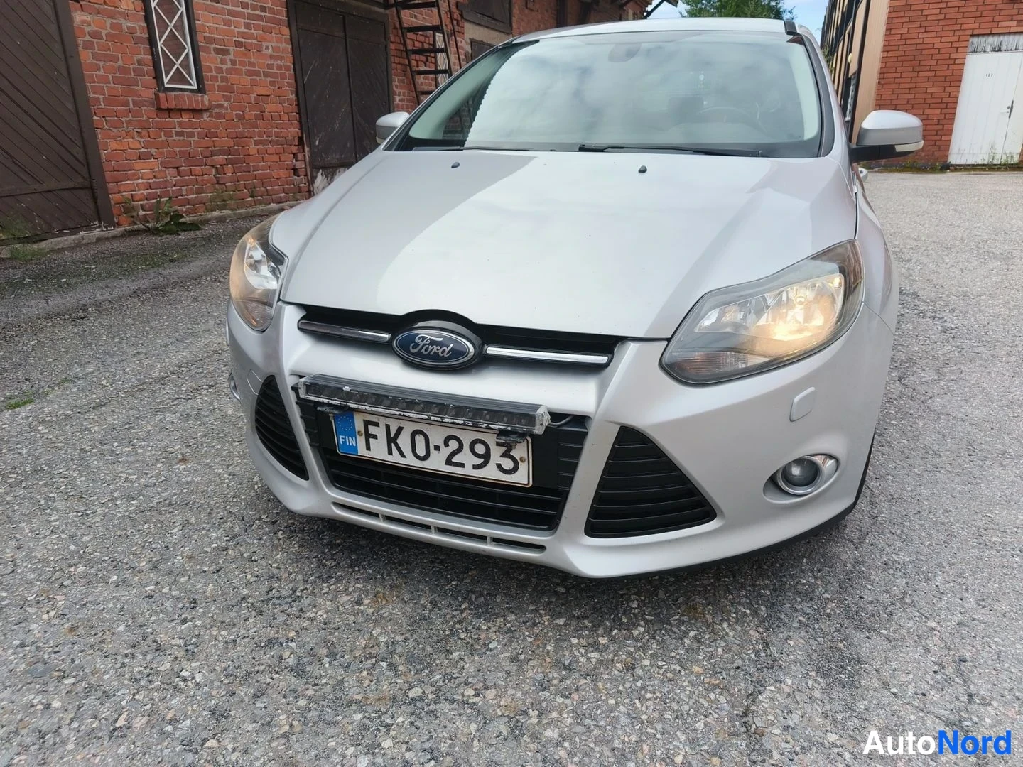 Harmaa Ford Focus 2011, edestä, kuva 3