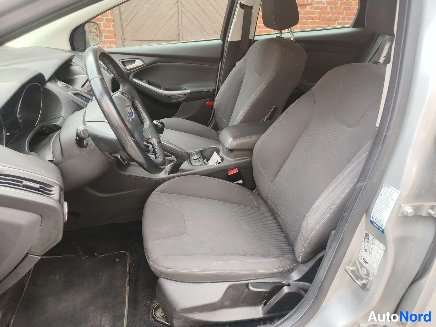 Harmaa Ford Focus 2011, etuistuimet, kuva 13