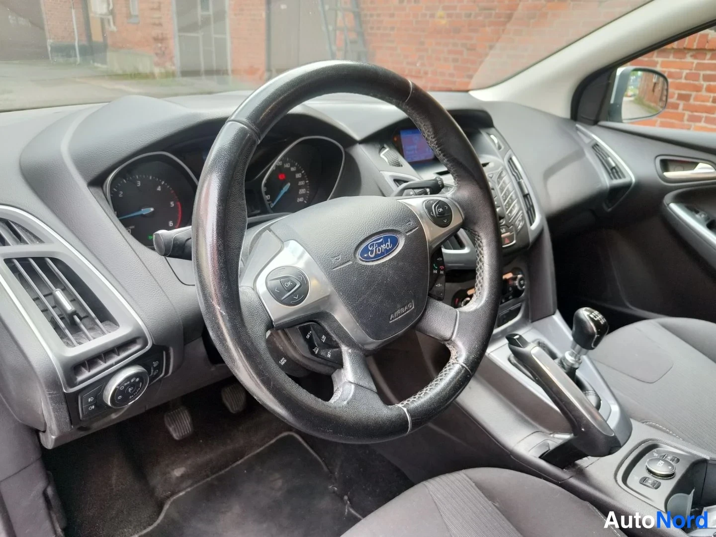 Harmaa Ford Focus 2011, ohjaamo, kuva 11