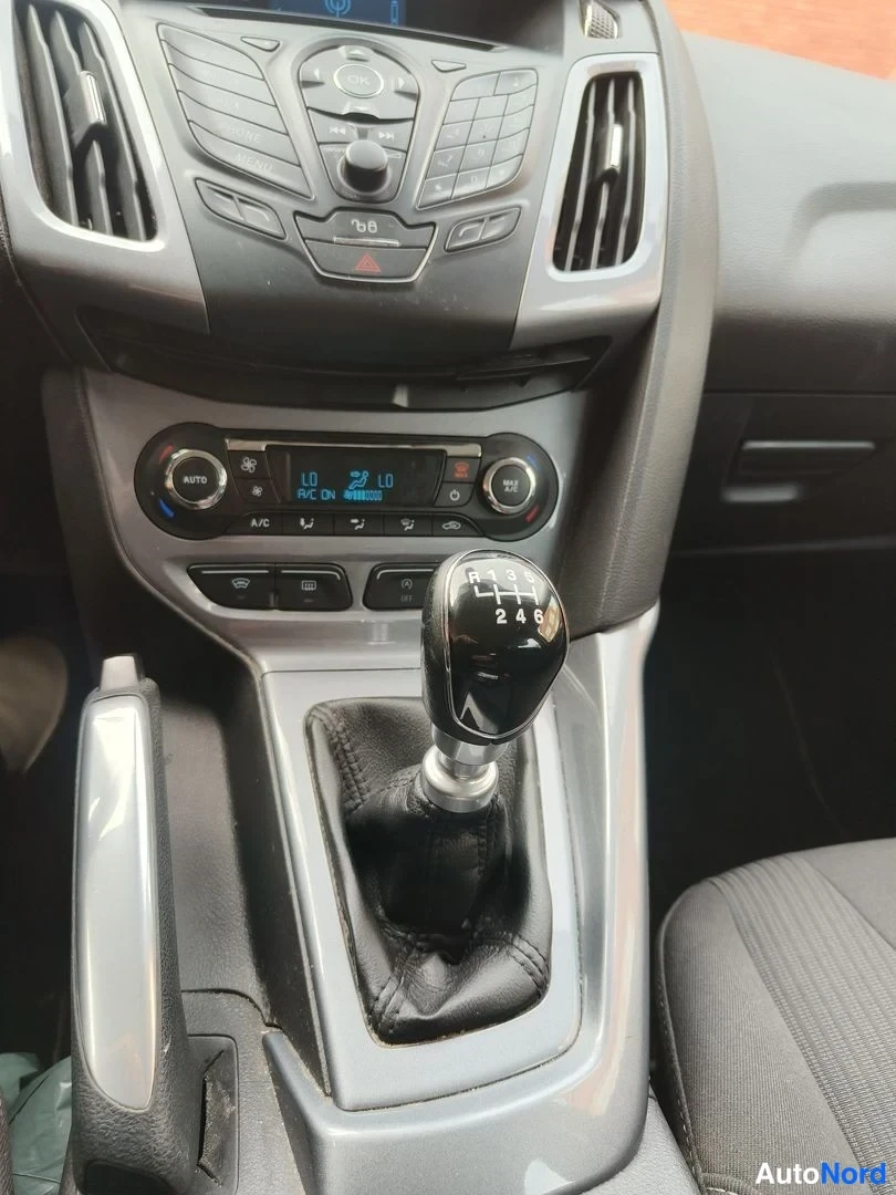 Harmaa Ford Focus 2011, ohjaamo, kuva 12