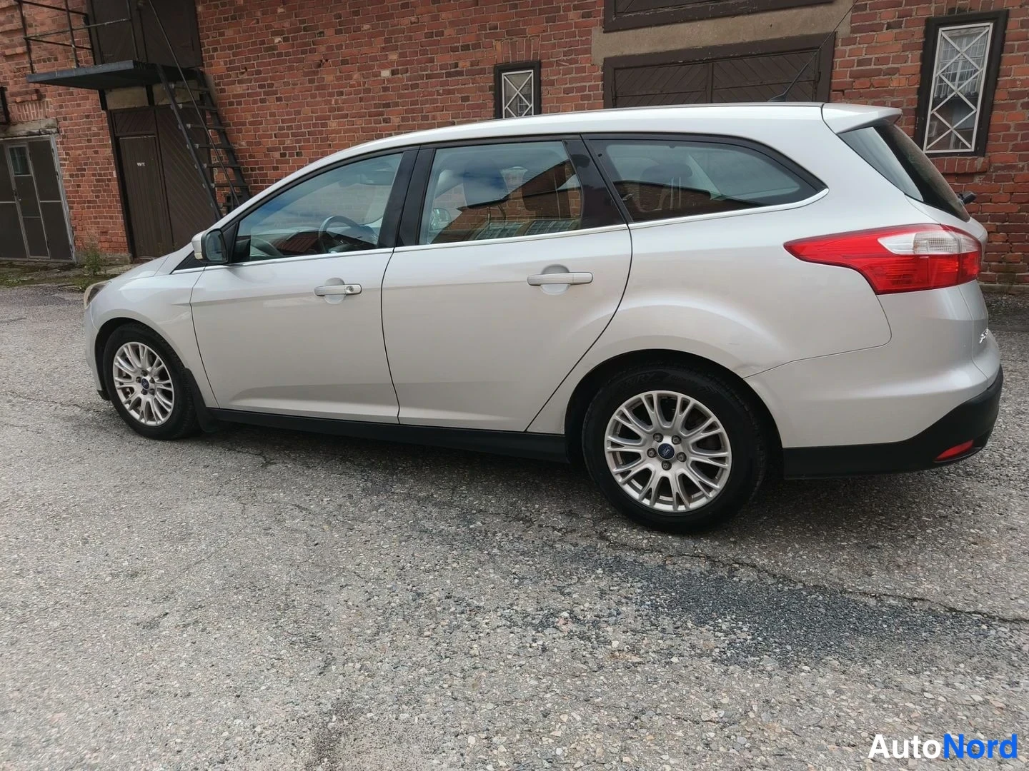 Harmaa Ford Focus 2011, takaviisto, kuva 6