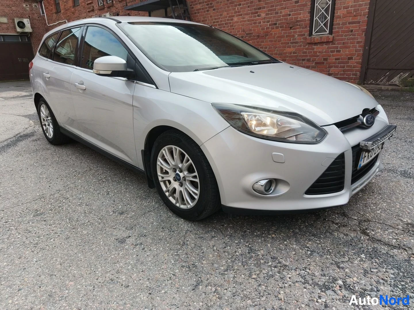 Harmaa Ford Focus 2011, etuviisto, keula oikealle, kuva 2