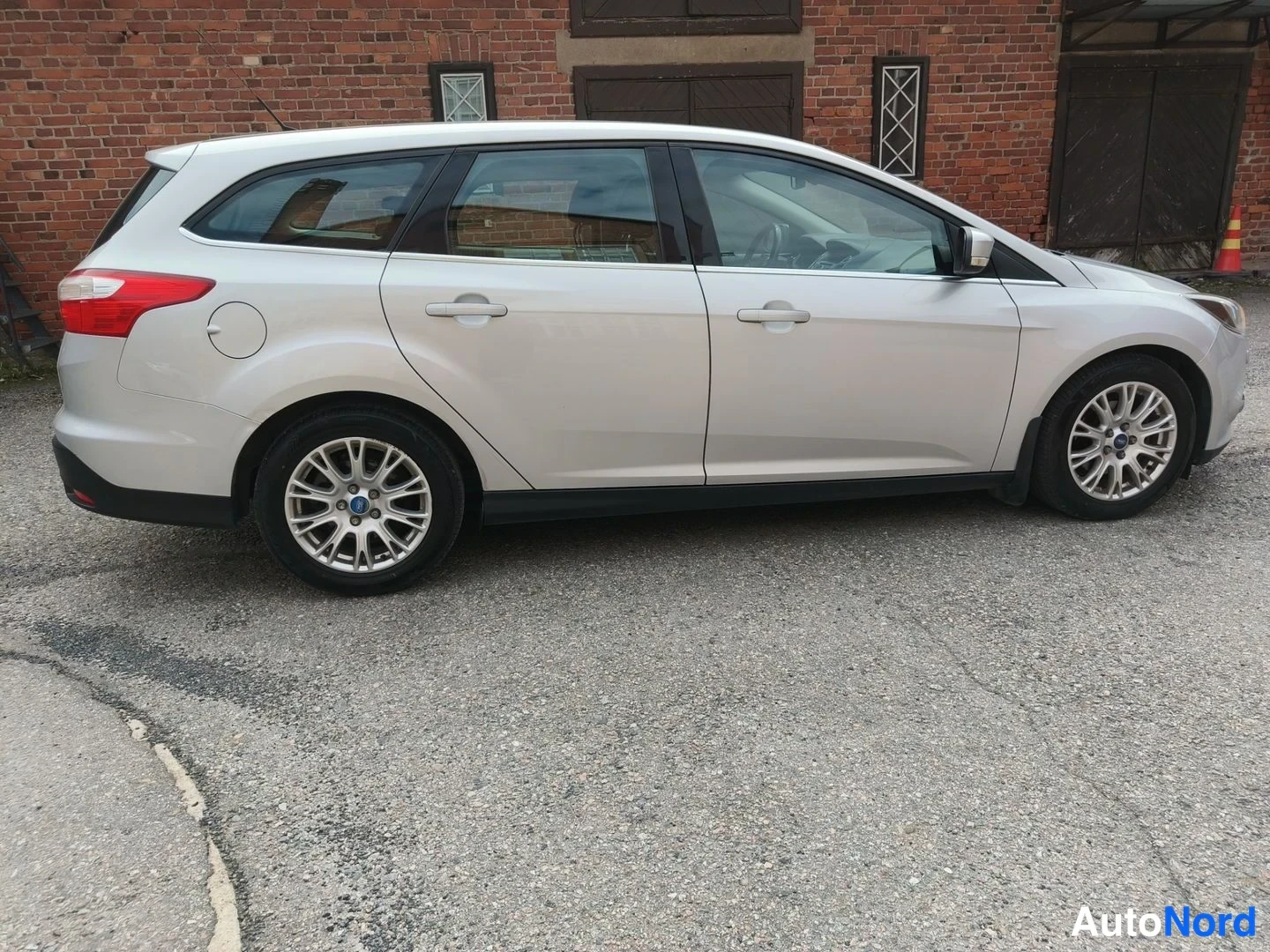 Harmaa Ford Focus 2011, sivulta, kuva 5