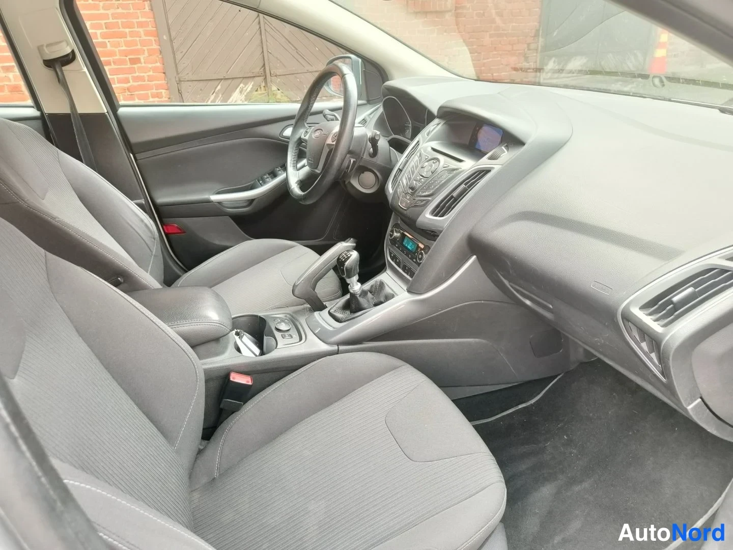 Harmaa Ford Focus 2011, ohjaamo, kuva 10