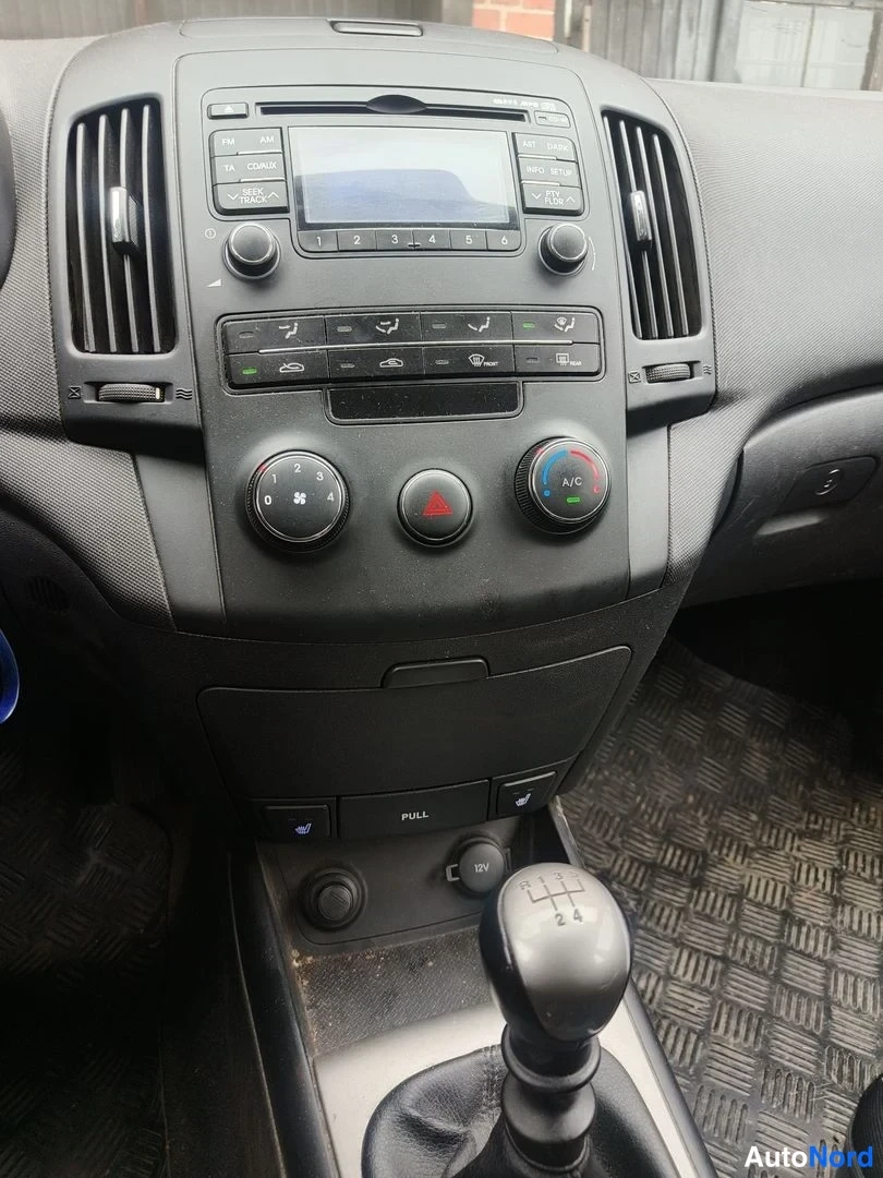 Sininen Hyundai i30 2008, ohjaamo, kuva 13