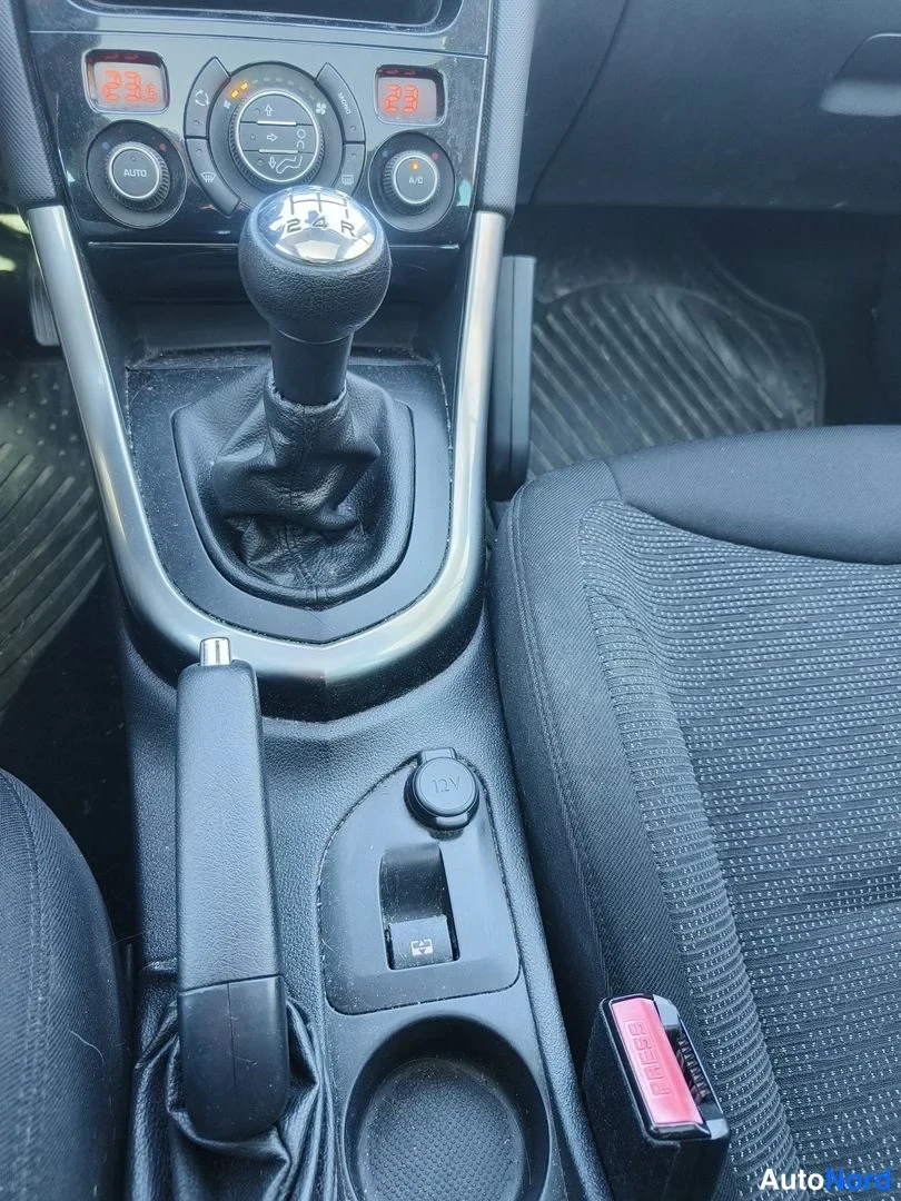 Musta Peugeot 308 2011, yksityiskohta, kuva 11