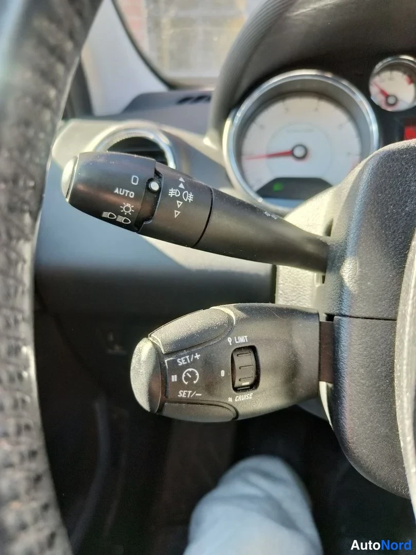 Musta Peugeot 308 2011, yksityiskohta, kuva 12