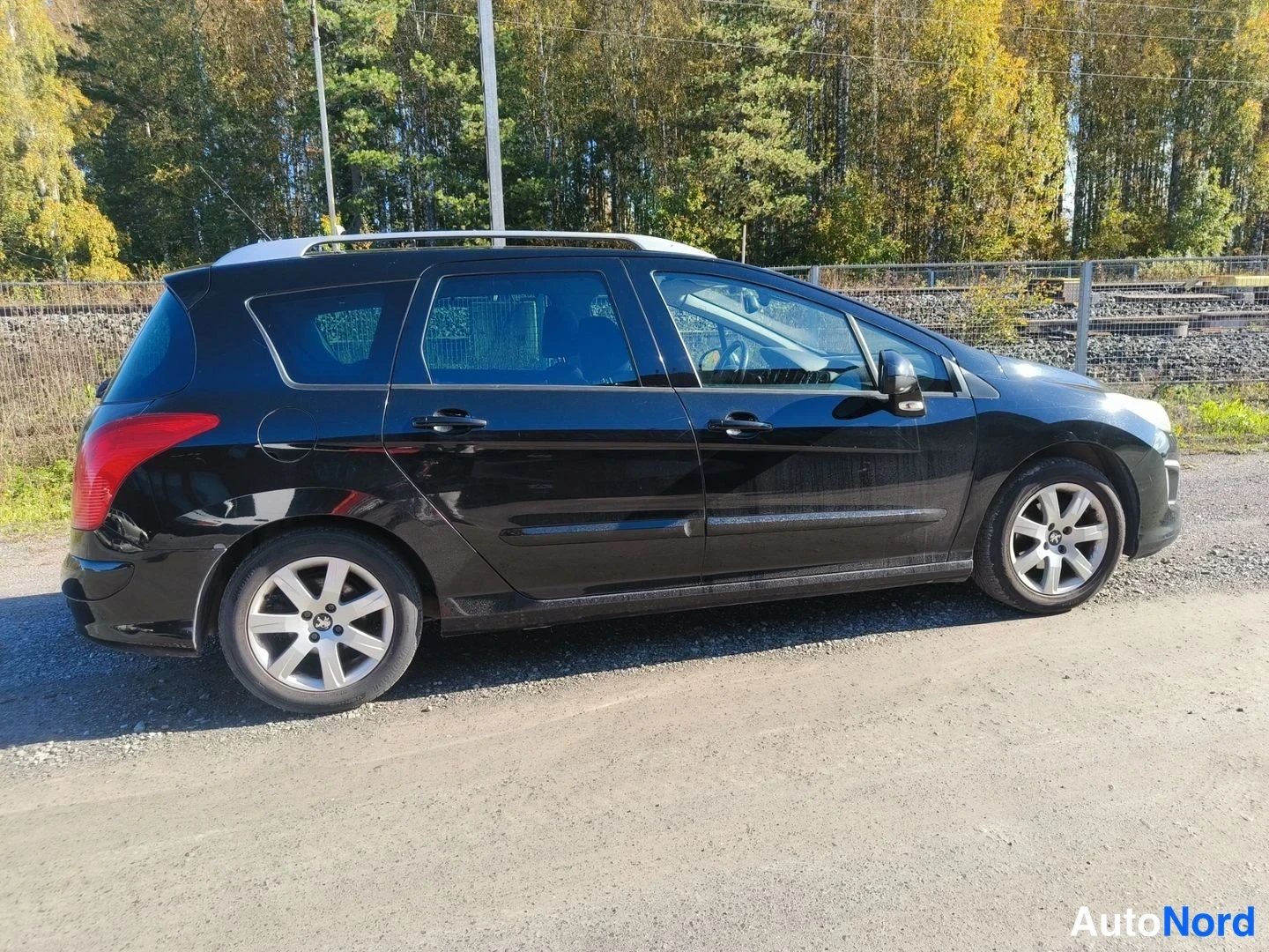Musta Peugeot 308 2011, sivulta, kuva 3