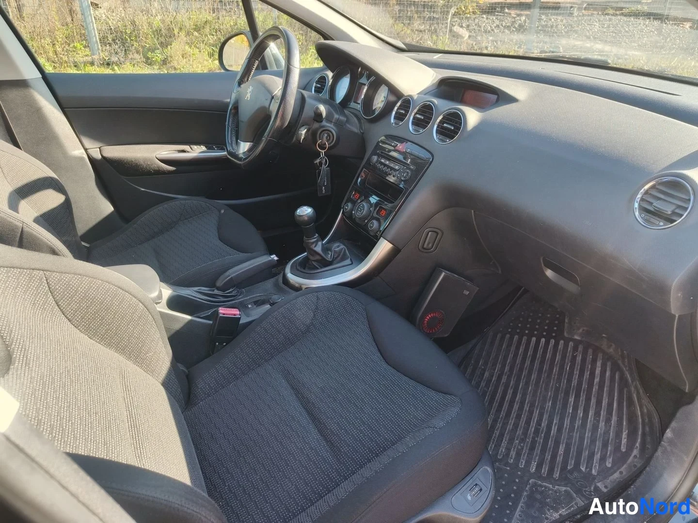 Musta Peugeot 308 2011, ohjaamo, kuva 6