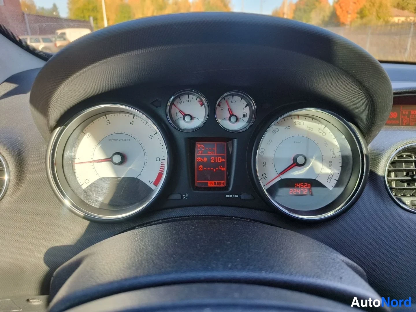 Musta Peugeot 308 2011, yksityiskohta, kuva 9