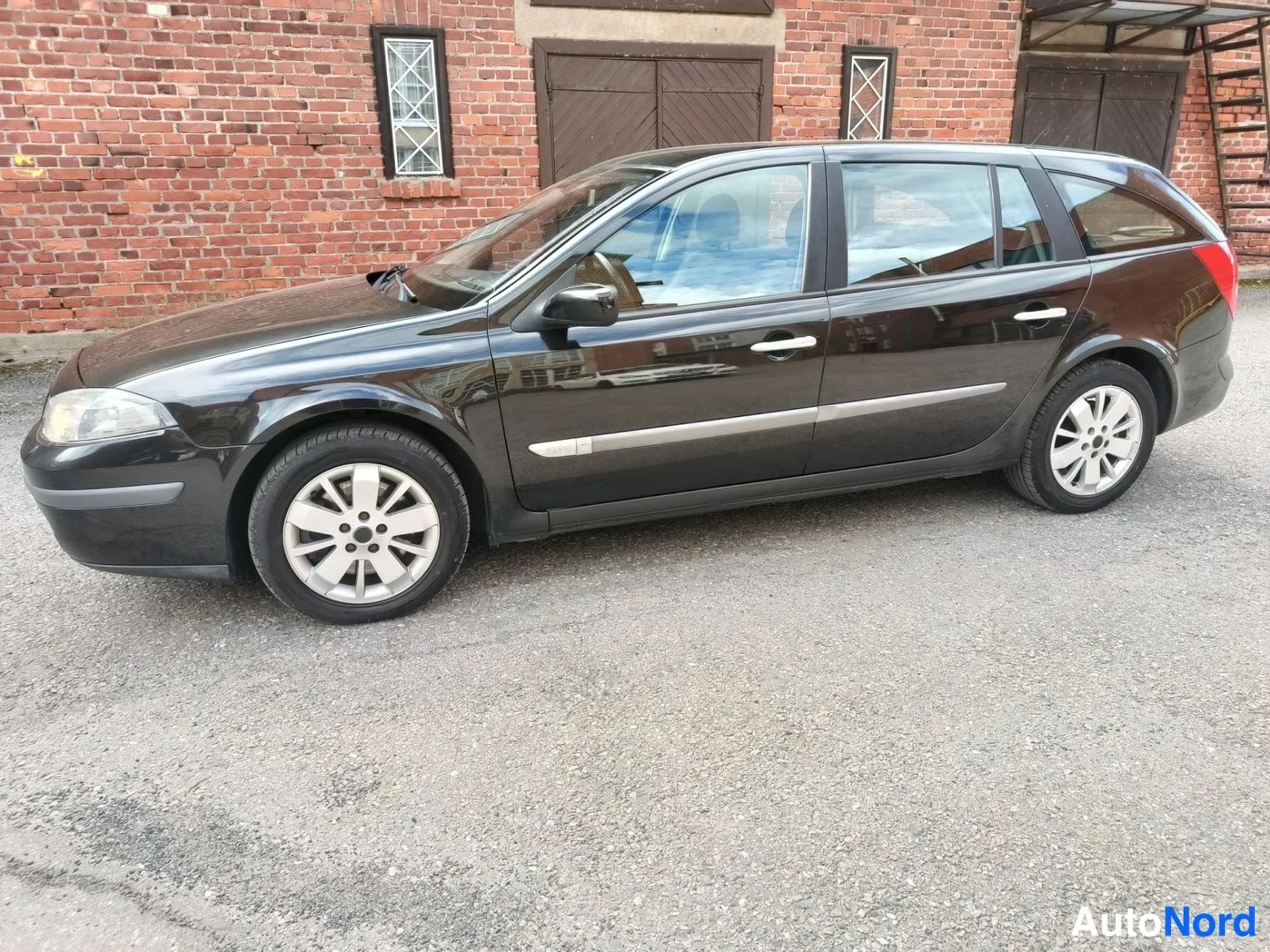Musta Renault Laguna 2007, etuviisto, keula vasemmalle, kuva 2