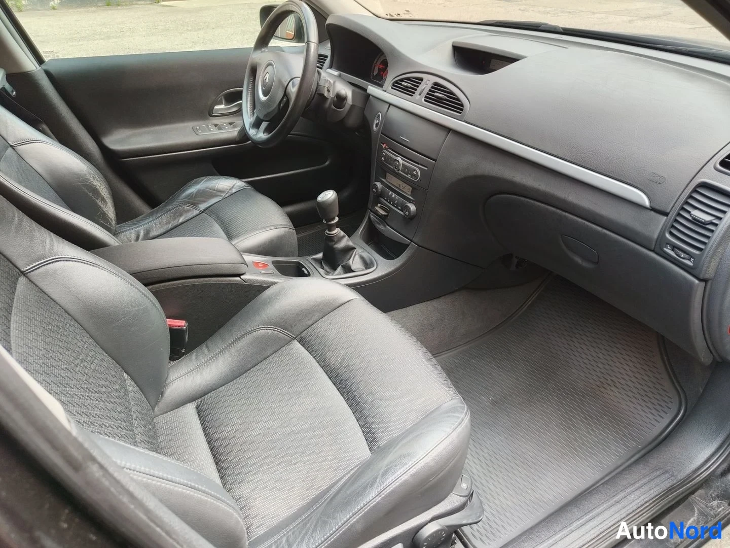 Musta Renault Laguna 2007, ohjaamo, kuva 10