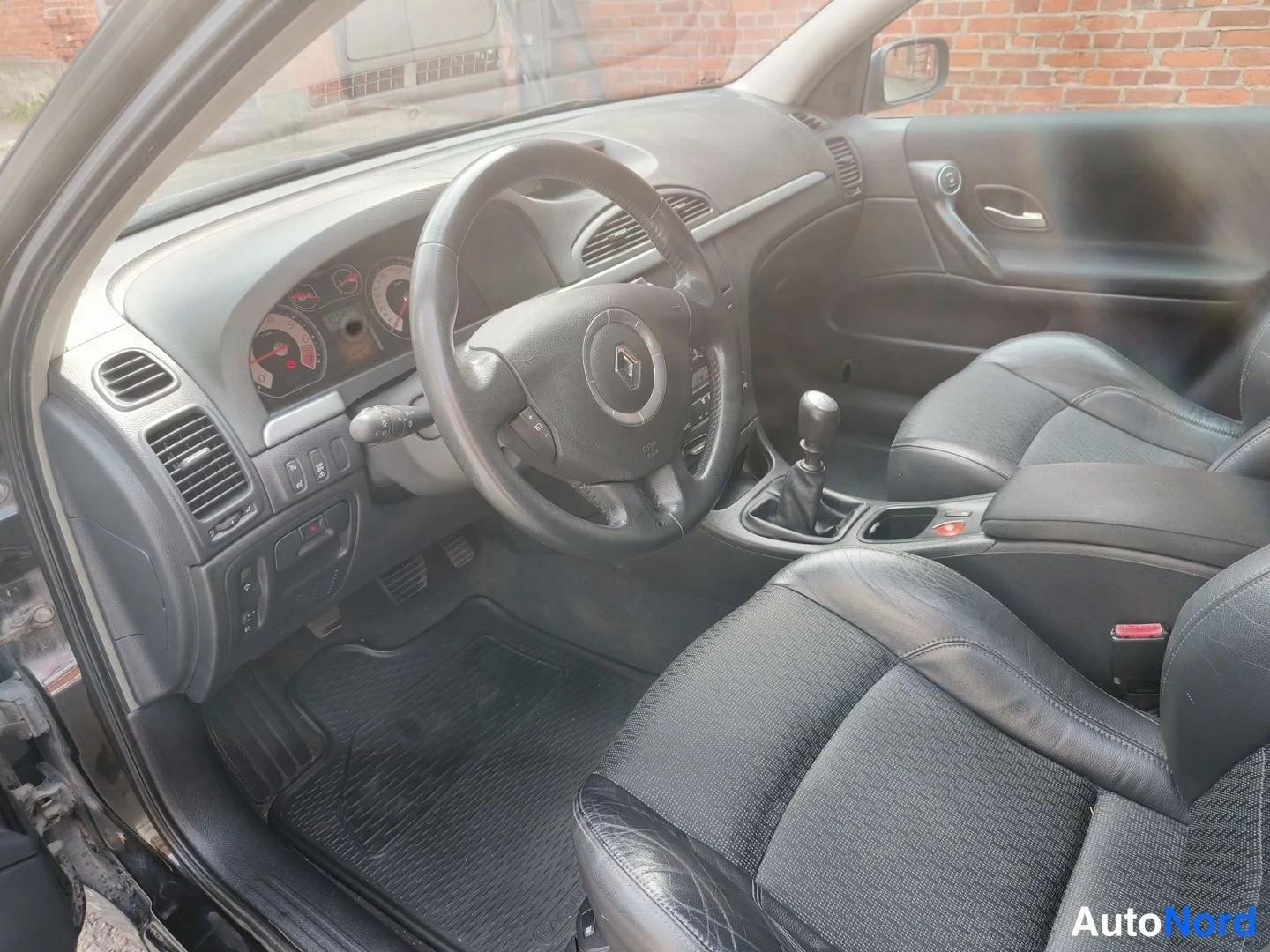 Musta Renault Laguna 2007, ohjaamo, kuva 11