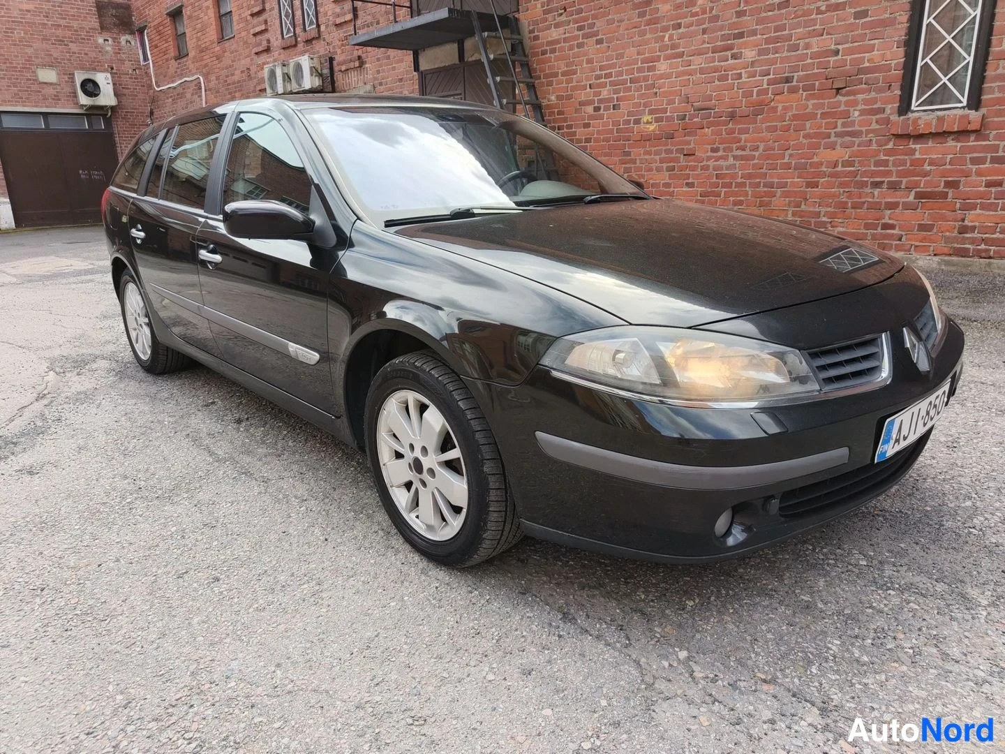 Musta Renault Laguna 2007, etuviisto, keula oikealle, kuva 3