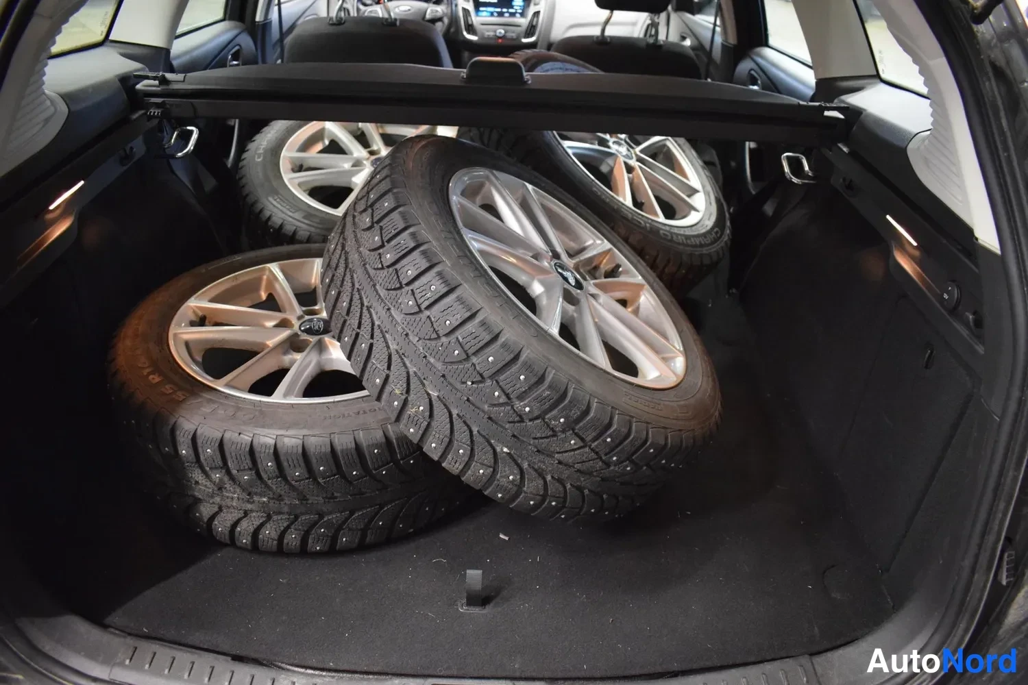 Harmaa Ford Focus 2018, tavaratila, kuva 3