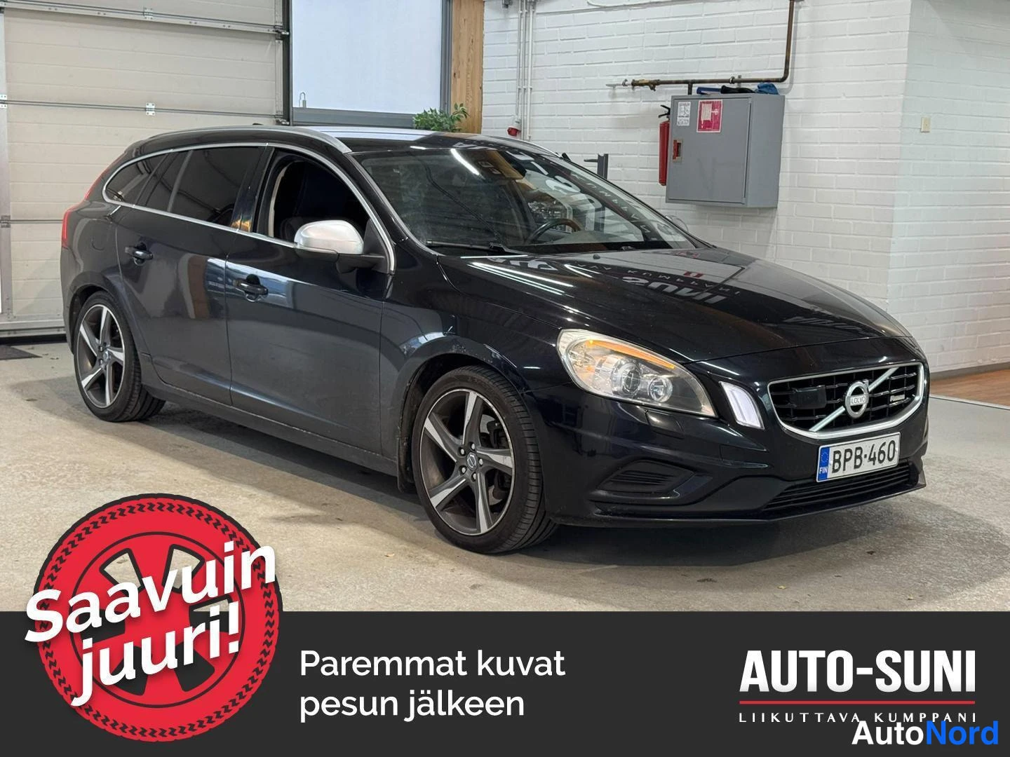 Musta Volvo V60 2012, etuviisto, keula oikealle, kuva 2