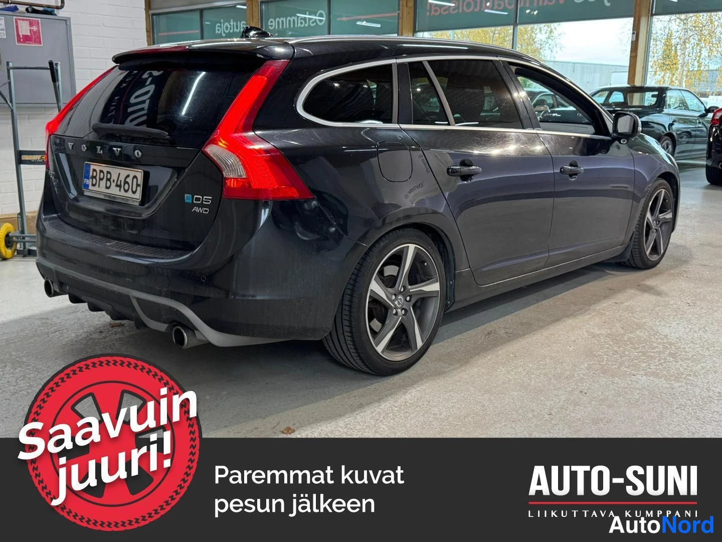 Musta Volvo V60 2012, takaviisto, kuva 4