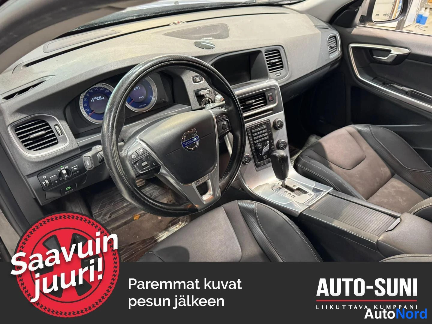 Musta Volvo V60 2012, ohjaamo, kuva 5
