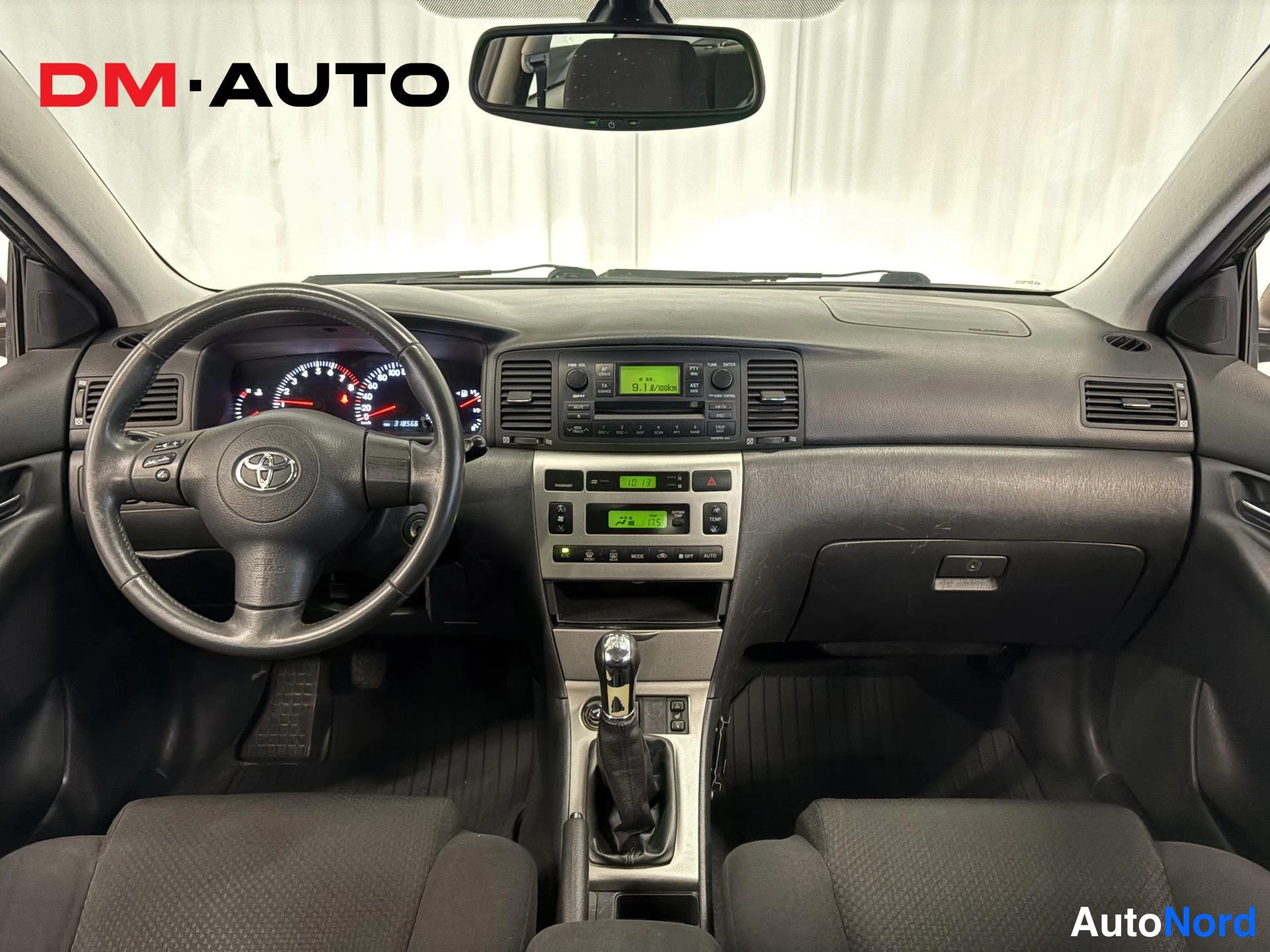 Hopea Toyota Corolla 2004, ohjaamo, kuva 9