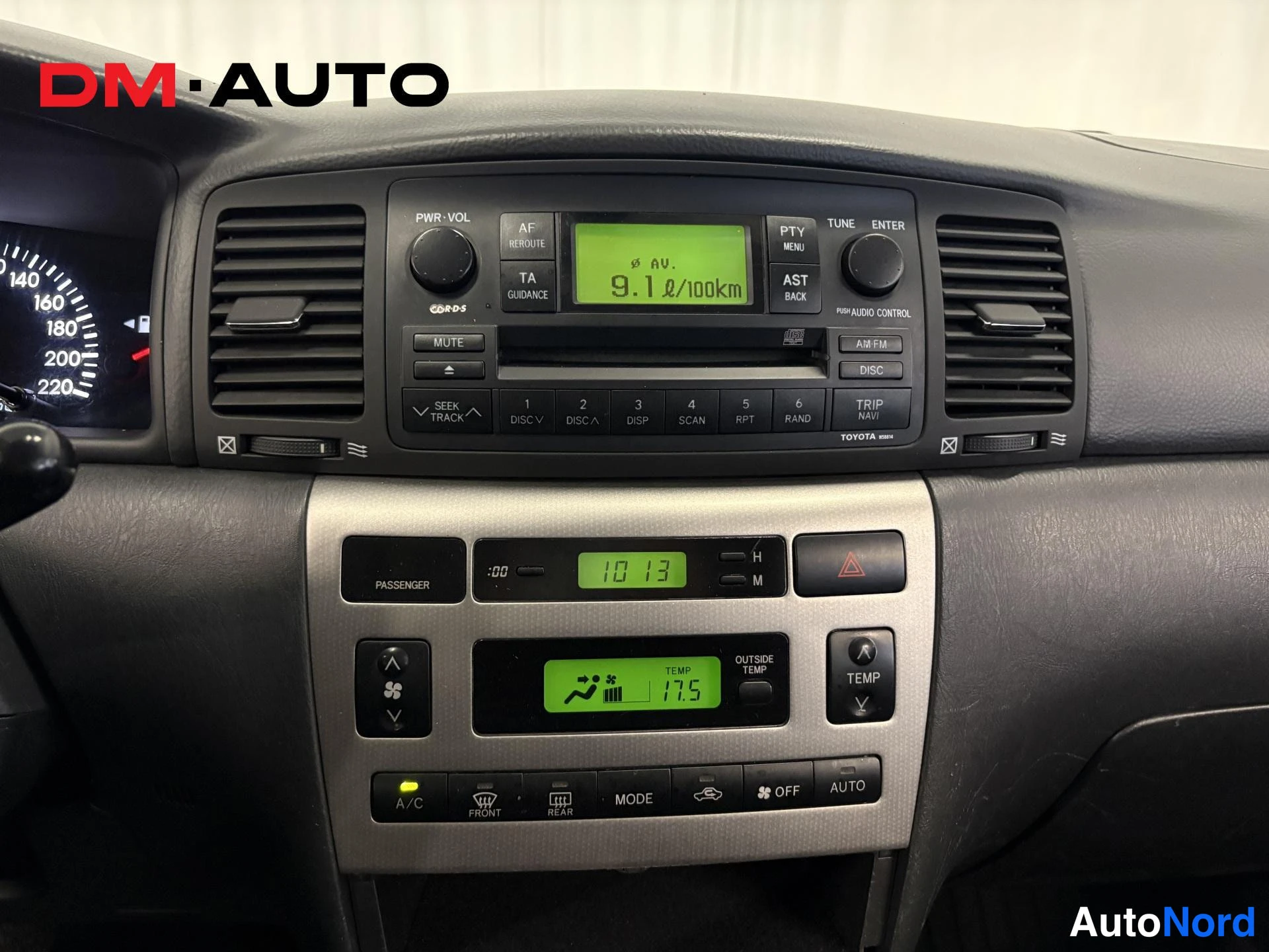 Hopea Toyota Corolla 2004, ohjaamo, kuva 10