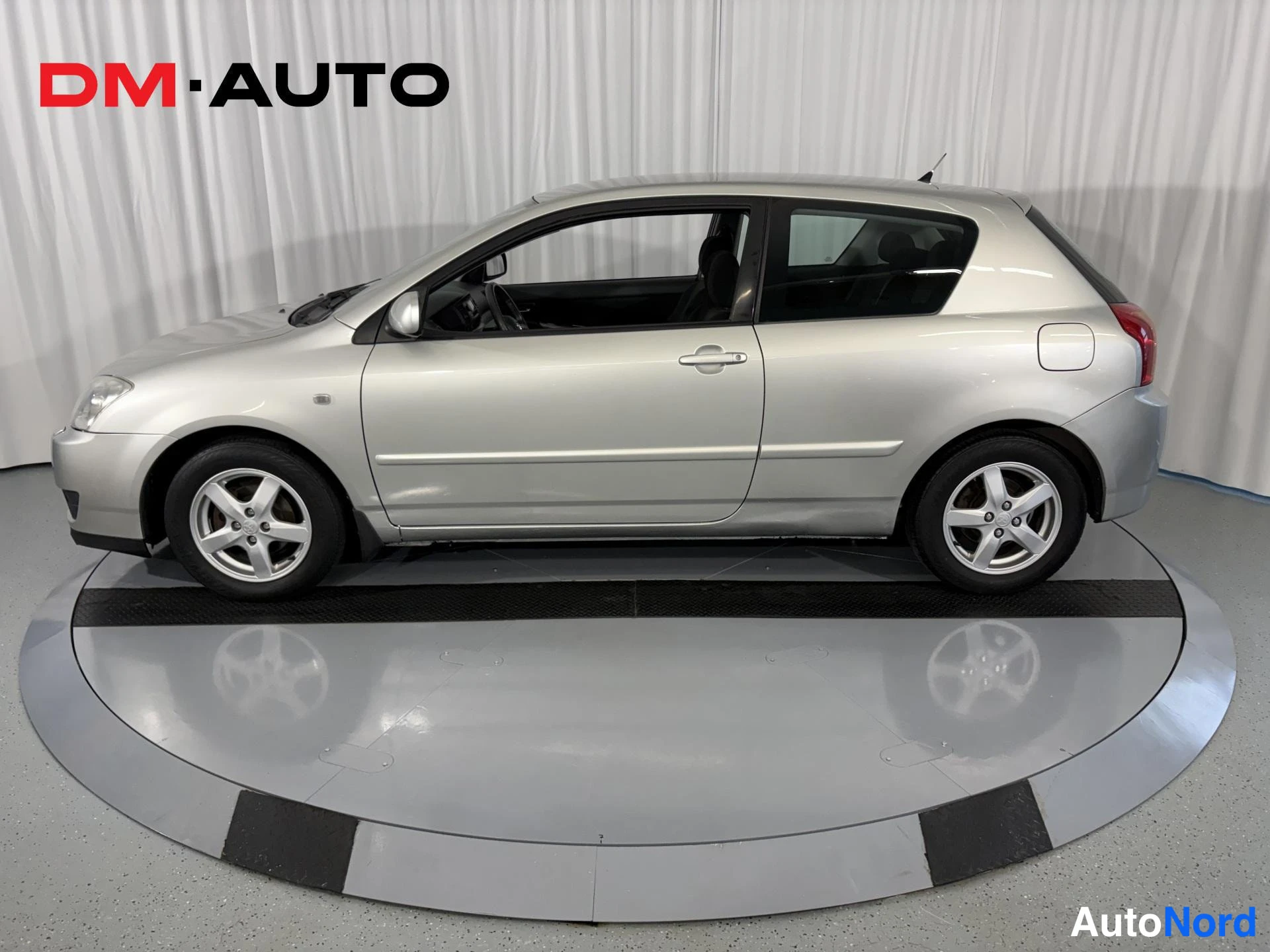 Hopea Toyota Corolla 2004, etuviisto, keula vasemmalle, kuva 2