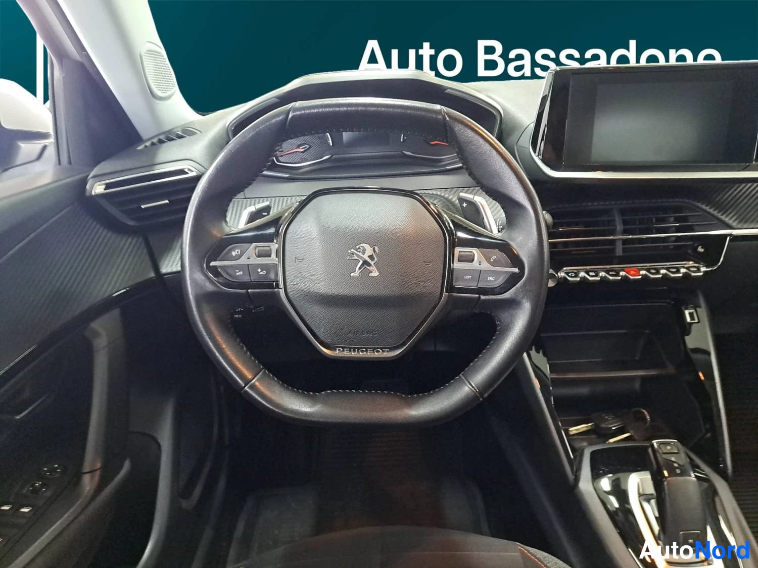 Valkoinen Peugeot 2008 2021, yksityiskohta, kuva 14