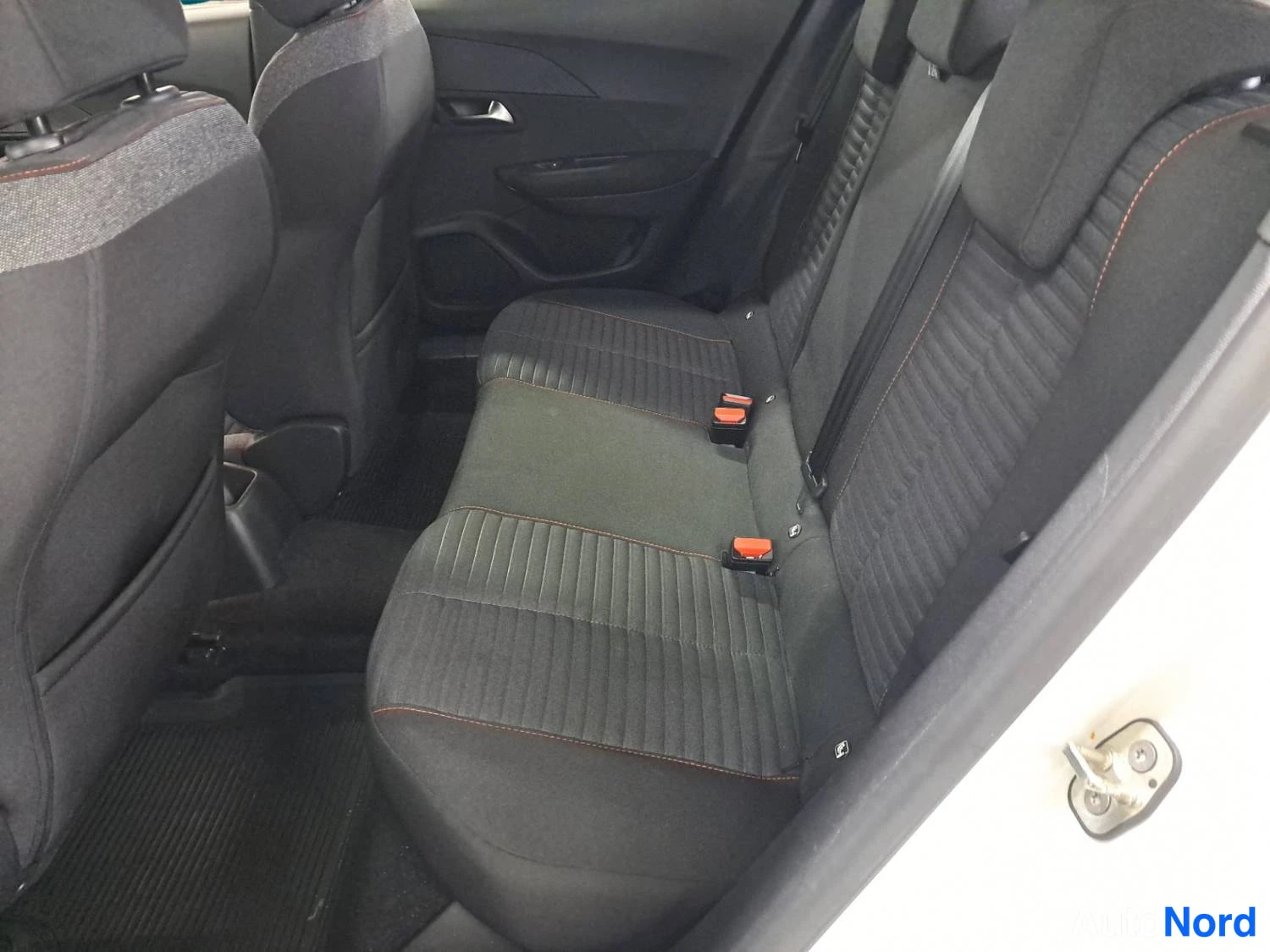 Valkoinen Peugeot 2008 2021, takaistuimet, kuva 13