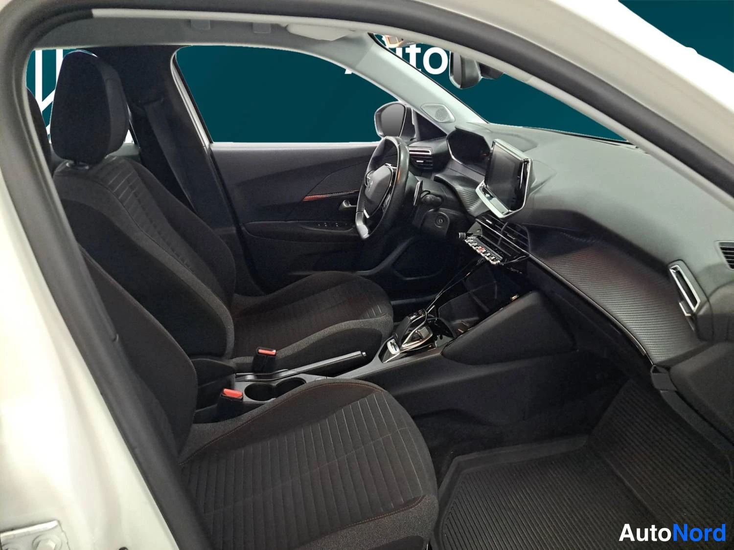 Valkoinen Peugeot 2008 2021, ohjaamo, kuva 10