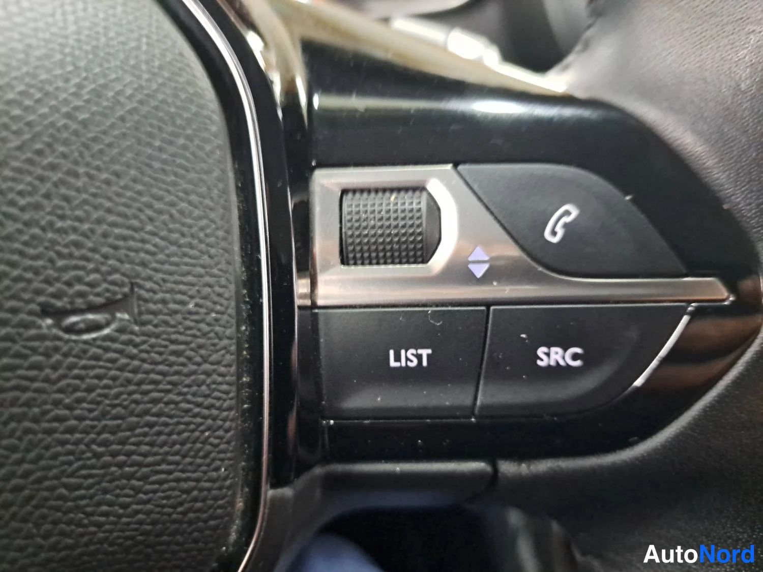 Valkoinen Peugeot 2008 2021, yksityiskohta, kuva 16