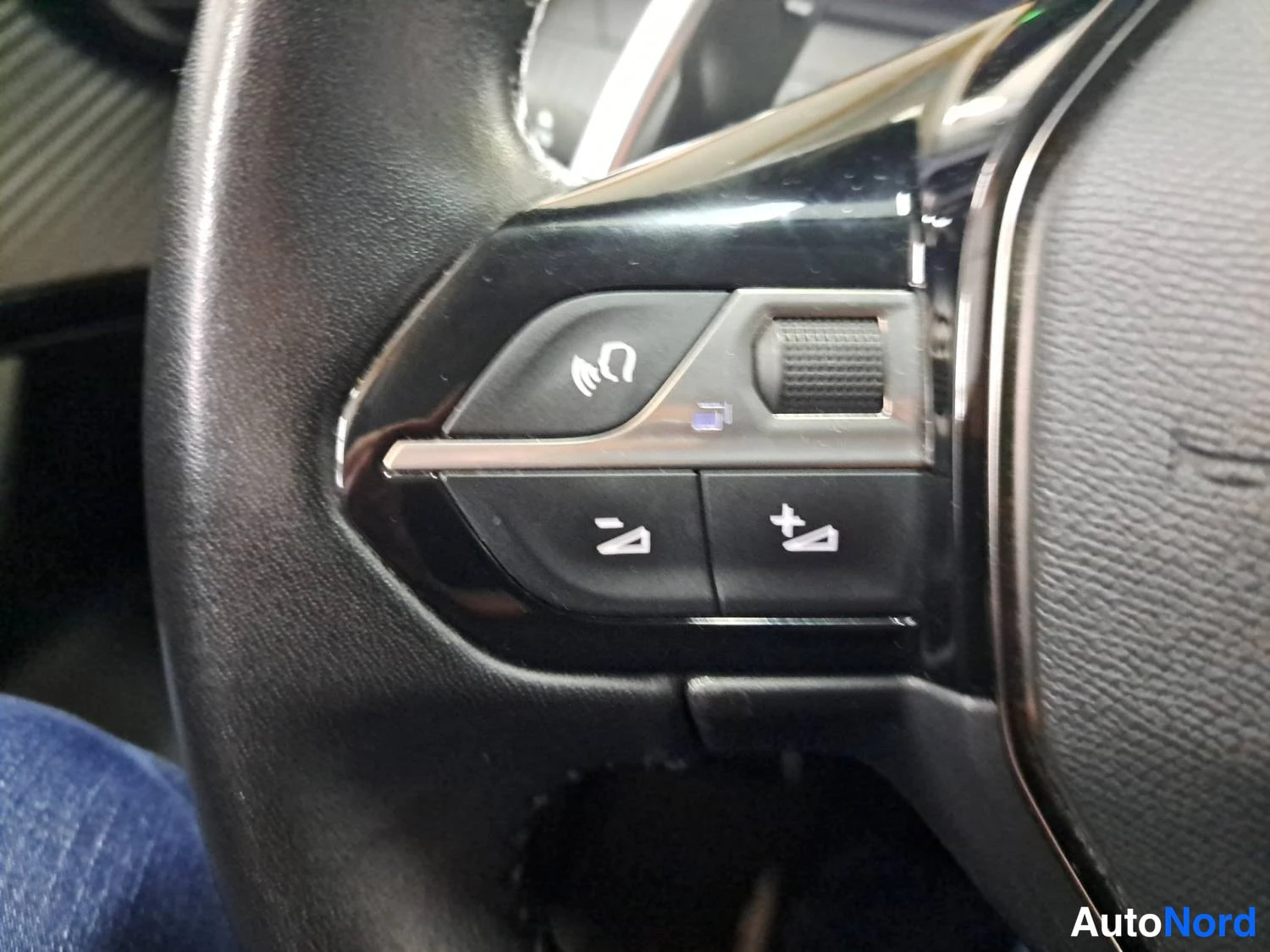 Valkoinen Peugeot 2008 2021, yksityiskohta, kuva 17