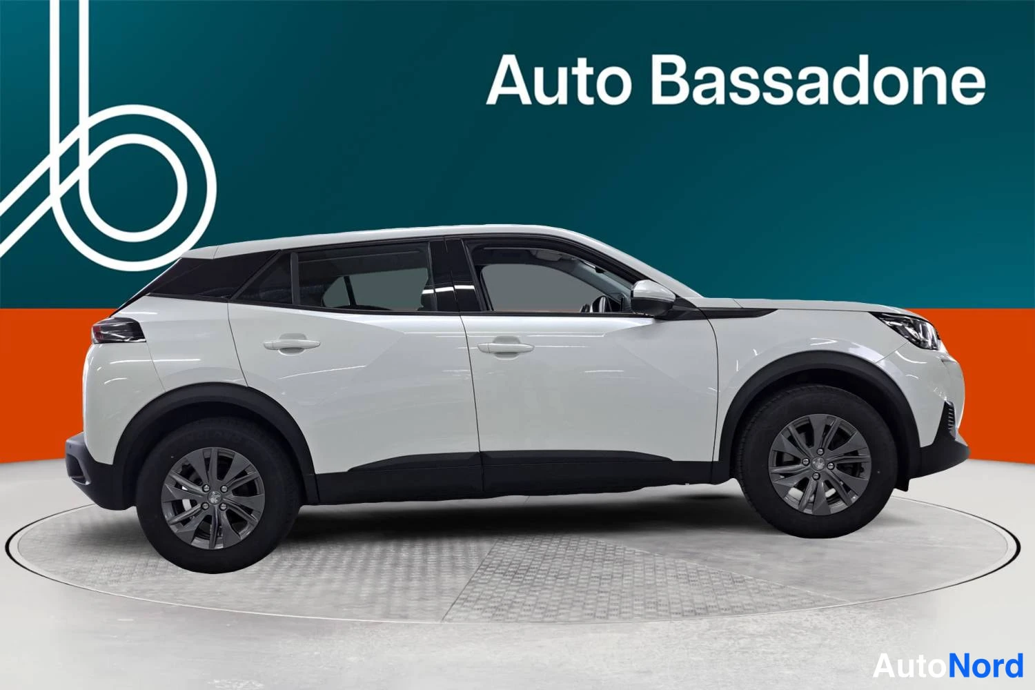 Valkoinen Peugeot 2008 2021, etuviisto, keula oikealle, kuva 2
