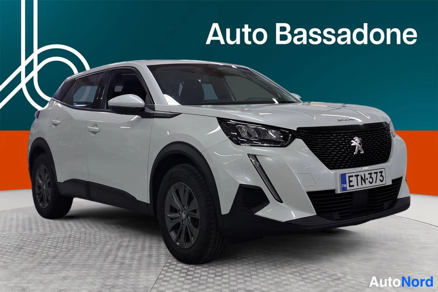 Valkoinen Peugeot 2008 2021, etuviisto, keula oikealle, kuva 3