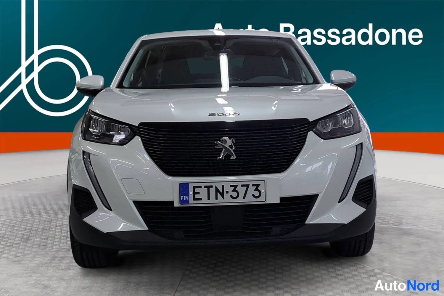 Valkoinen Peugeot 2008 2021, edestä, kuva 4