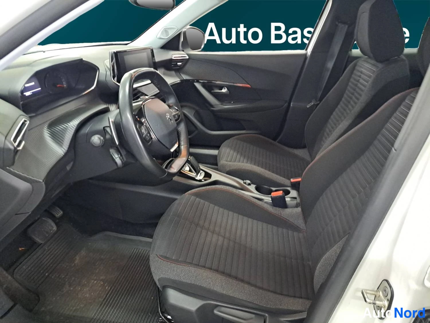 Valkoinen Peugeot 2008 2021, ohjaamo, kuva 11