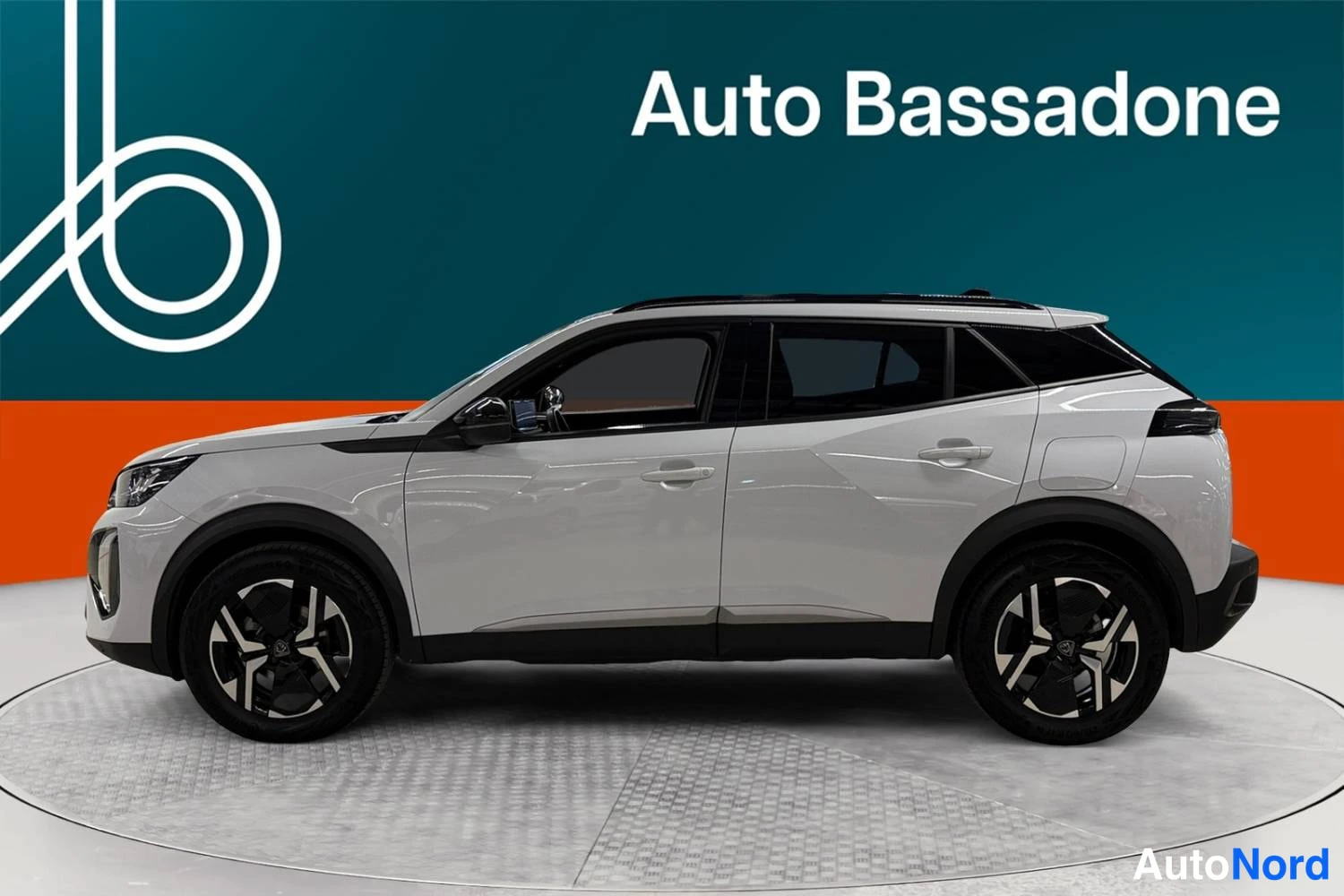 Valkoinen Peugeot 2008 2023, sivulta, kuva 4
