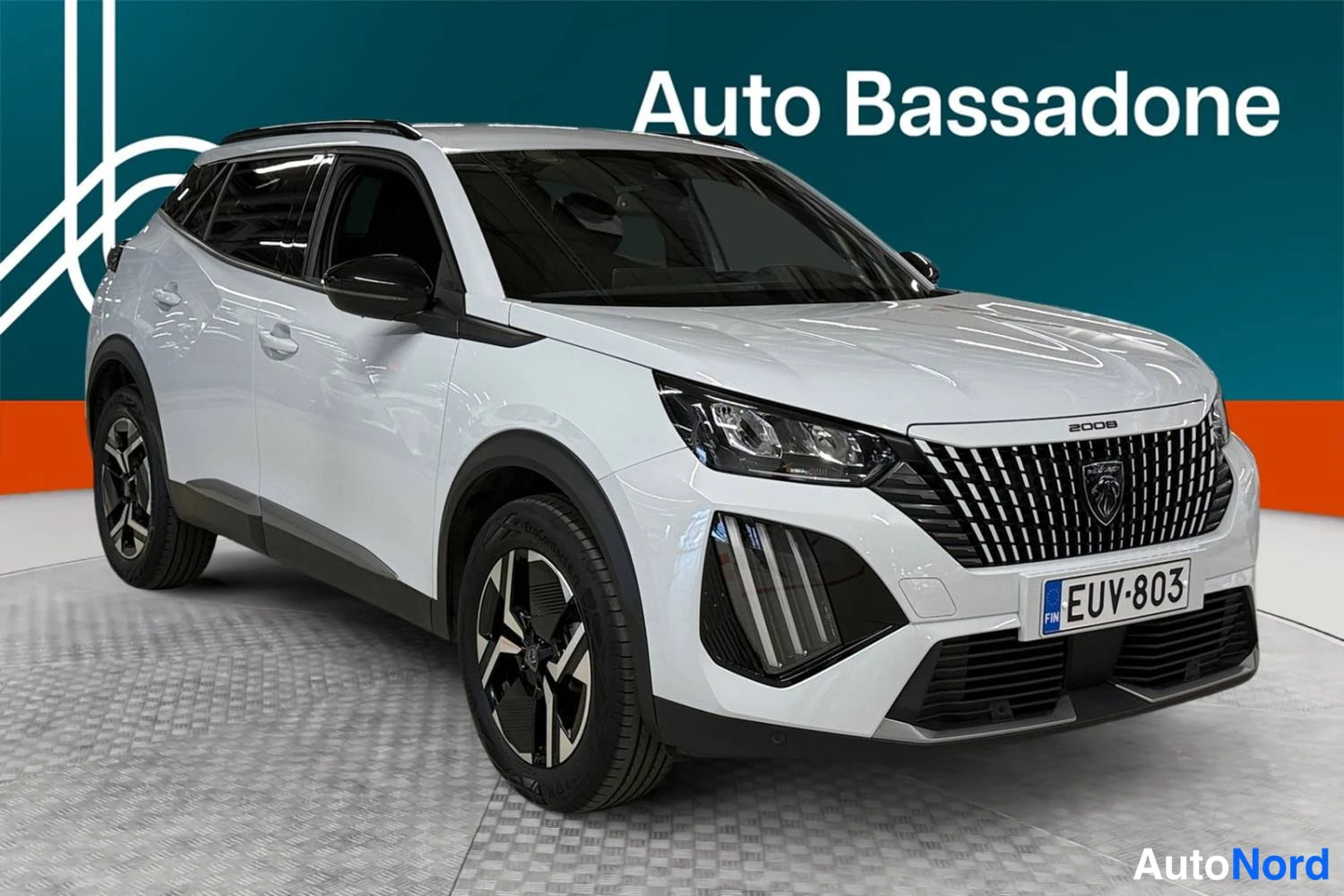 Valkoinen Peugeot 2008 2023, etuviisto, keula oikealle, kuva 2