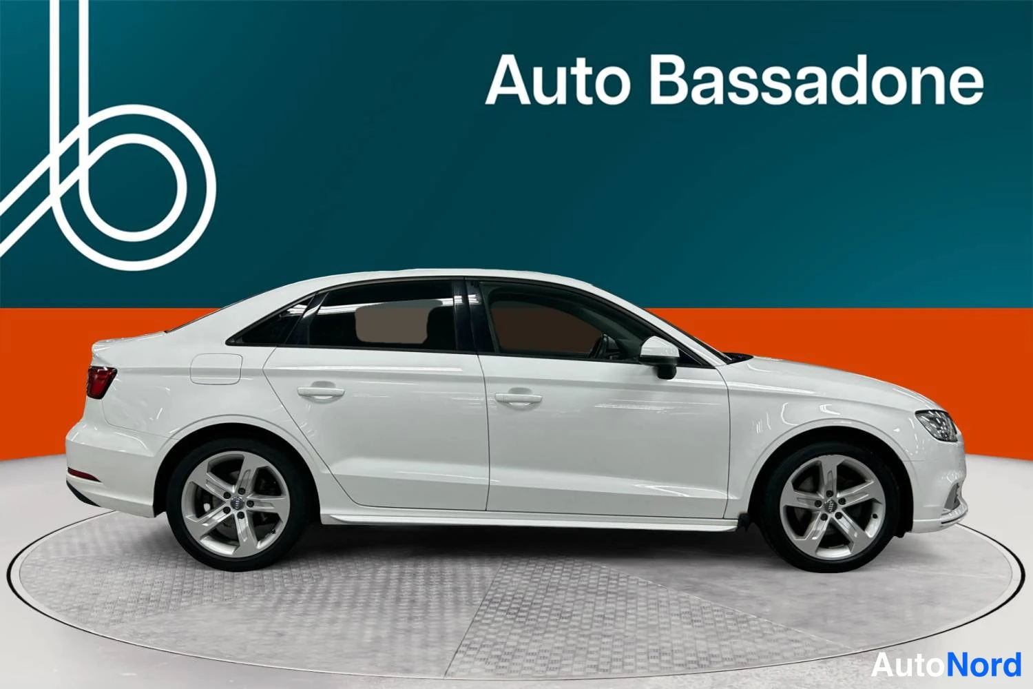 Valkoinen Audi A3 2017, sivulta, kuva 4