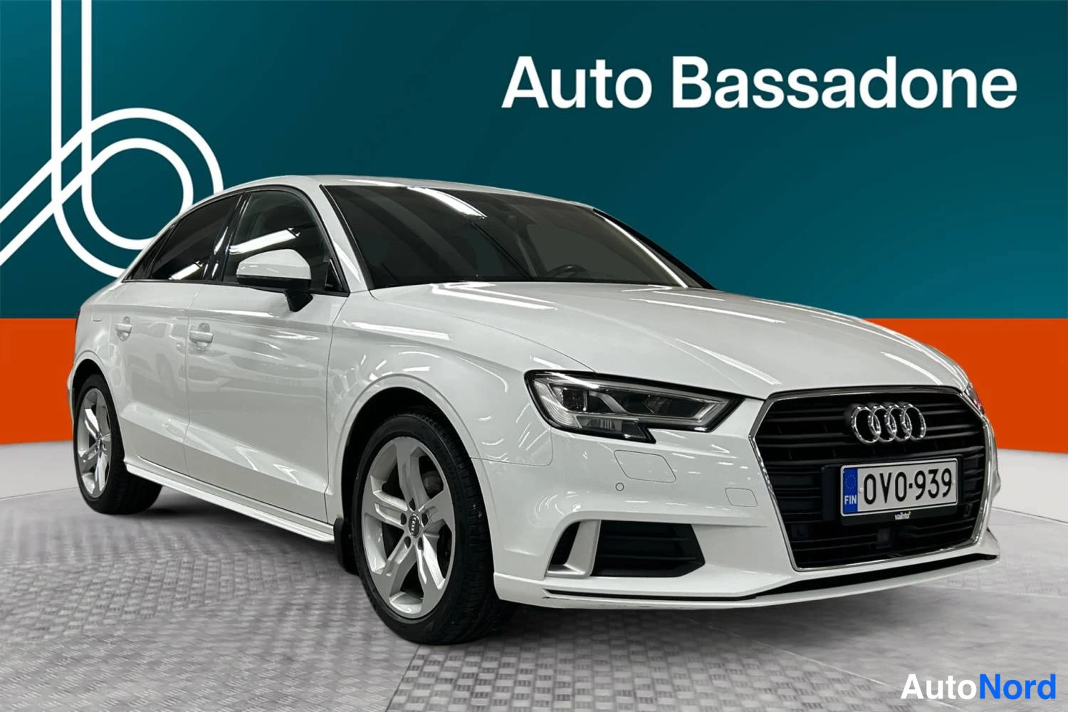 Valkoinen Audi A3 2017, etuviisto, keula oikealle, kuva 2