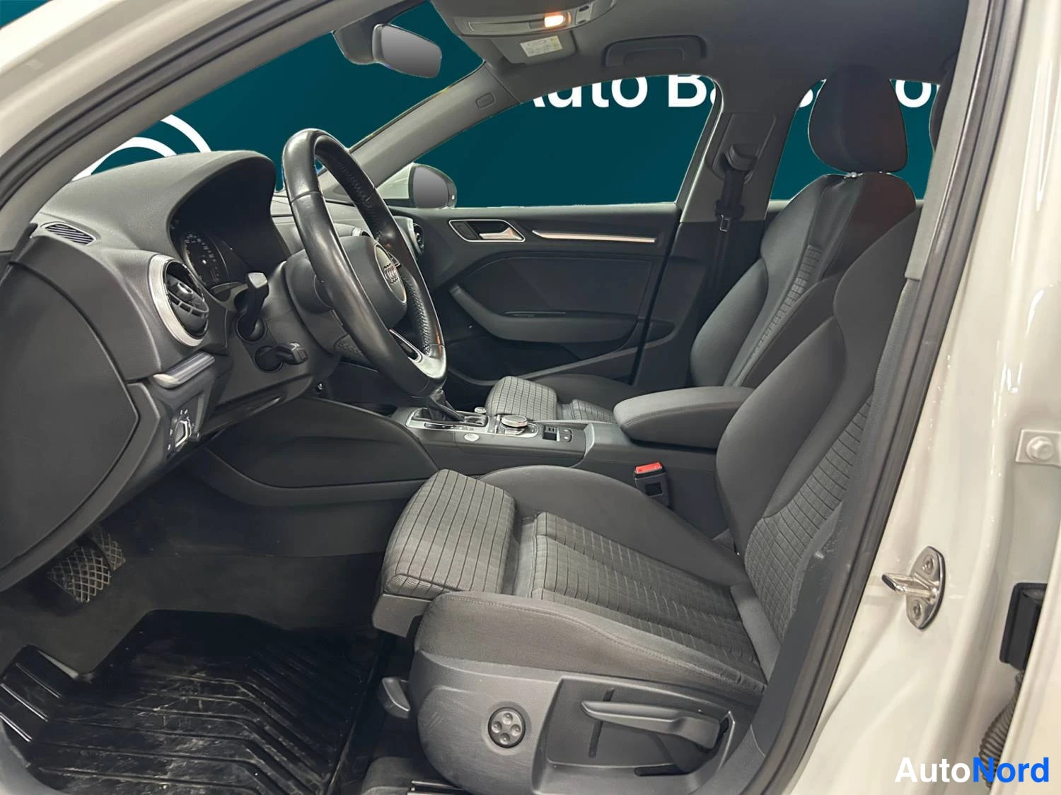 Valkoinen Audi A3 2017, ohjaamo, kuva 9